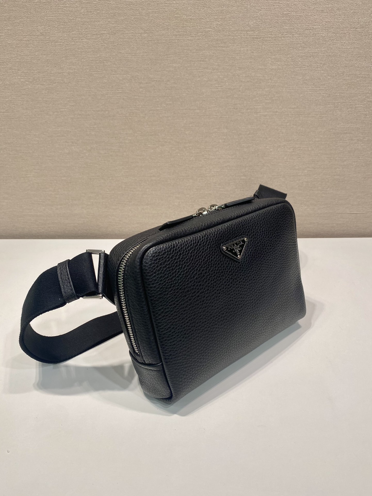 普拉达 PRADA  胸包 斜跨 单肩包  黑色 H0 2VH181_2BBE_F0002