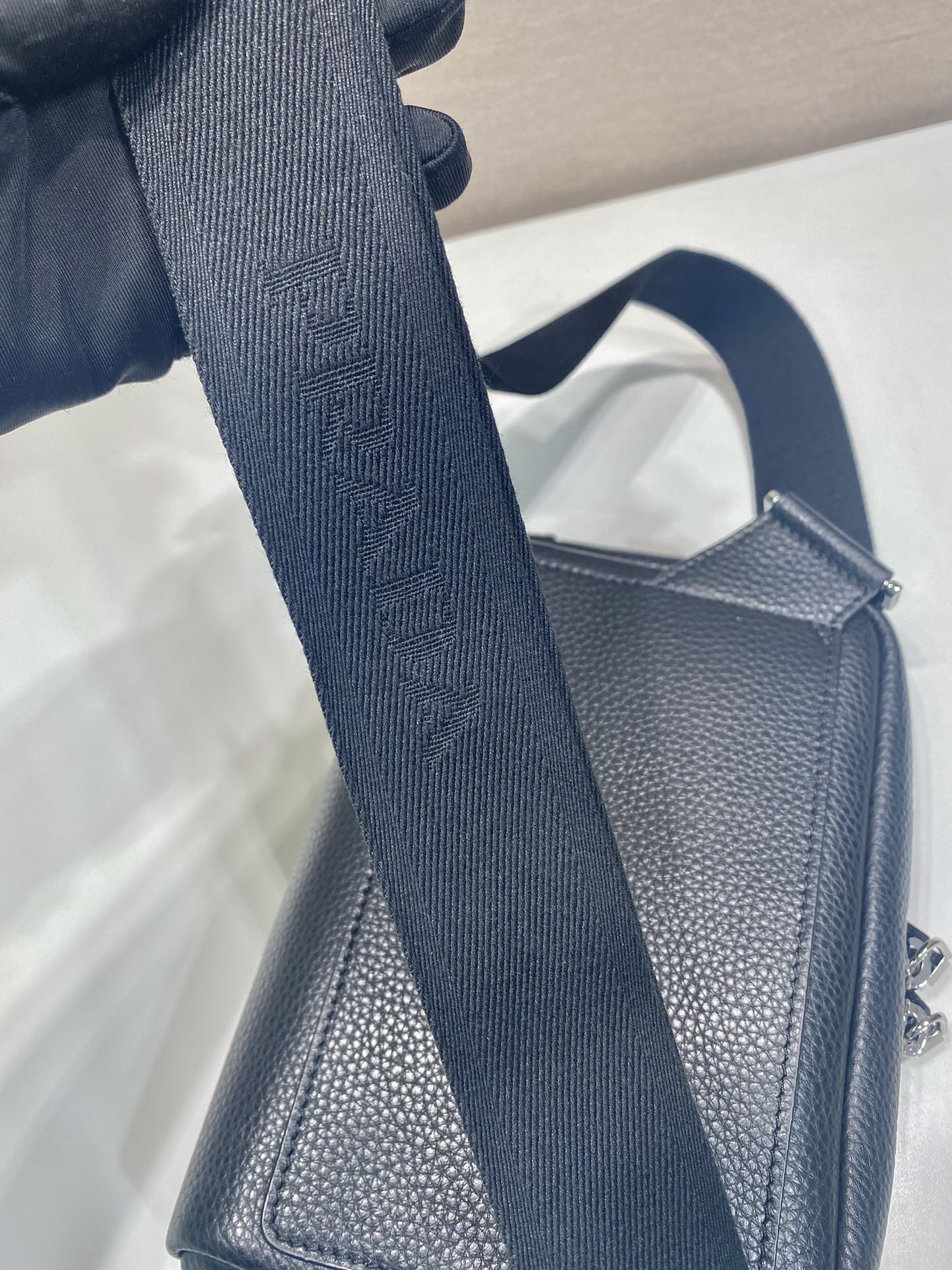 普拉达 PRADA  胸包 斜跨 单肩包  黑色 H0 2VH181_2BBE_F0002