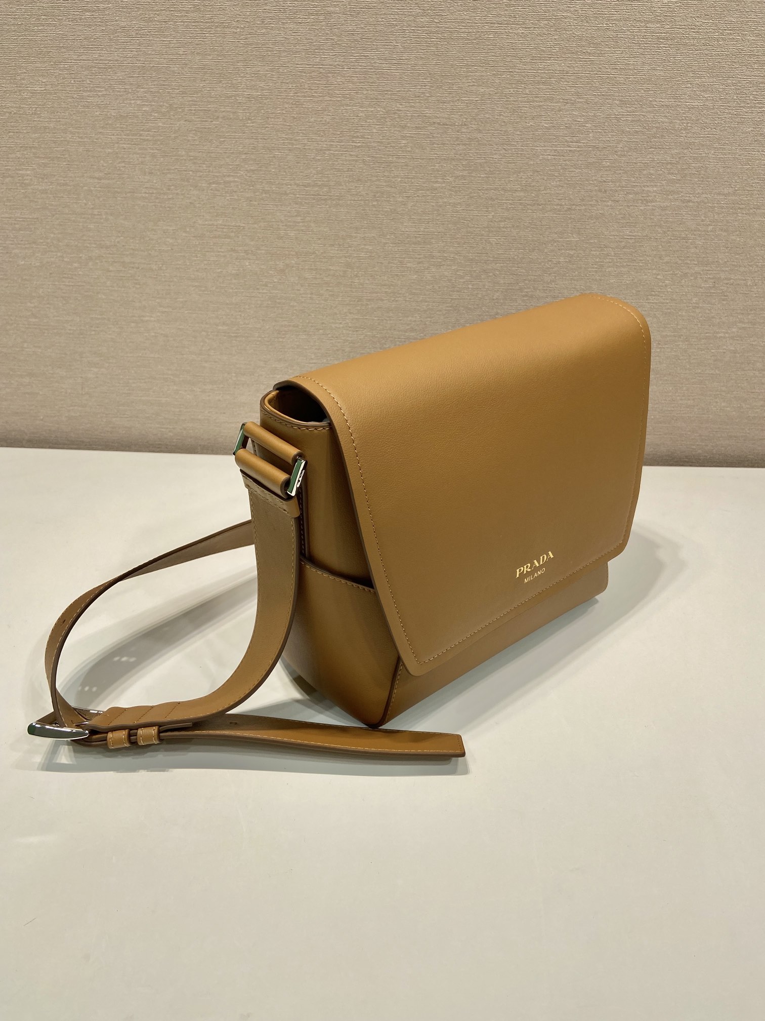 22 普拉达 PRADA  手提 斜跨 单肩包 焦糖色  H0-2VD069 