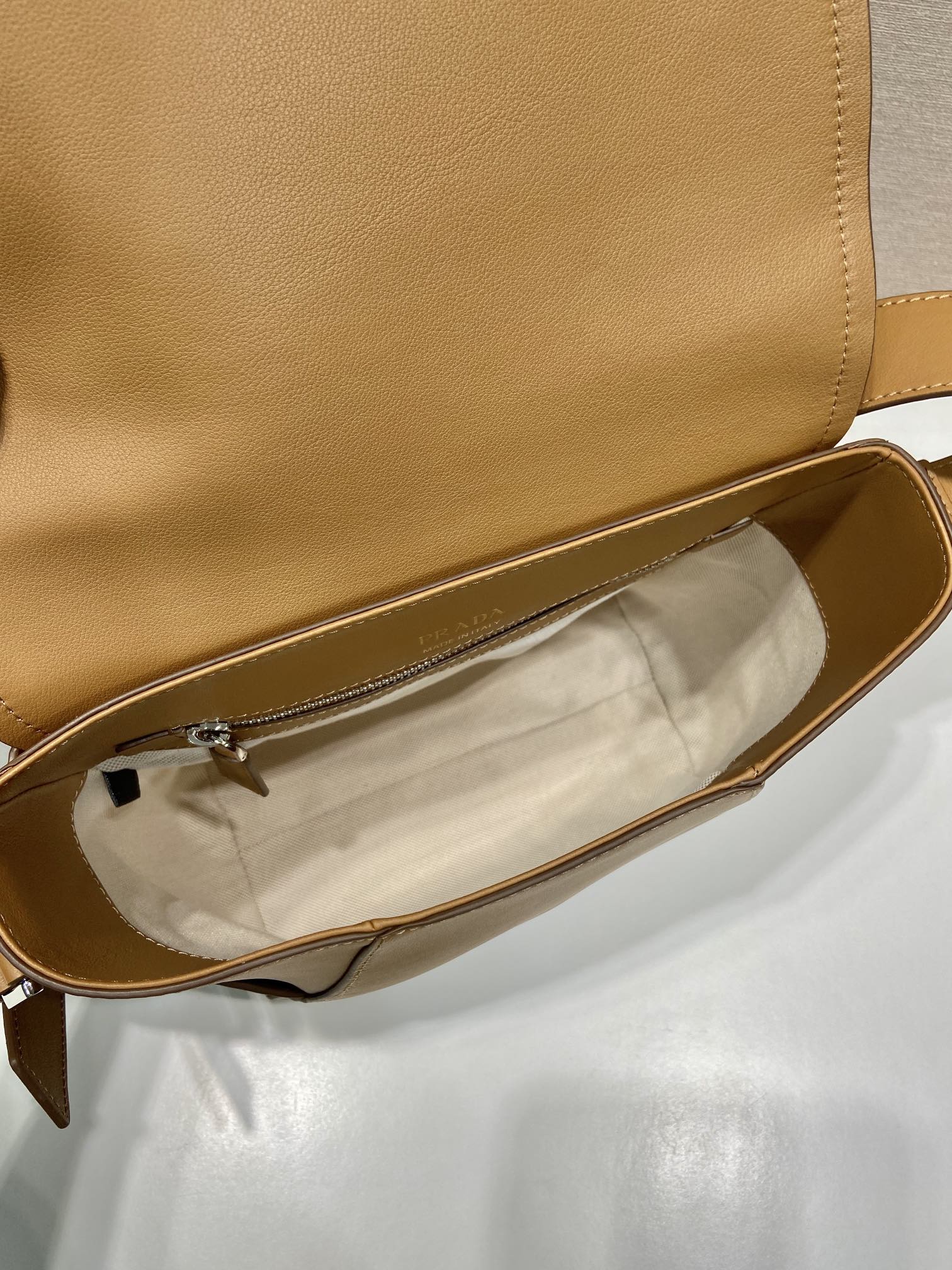 22 普拉达 PRADA  手提 斜跨 单肩包 焦糖色  H0-2VD069 