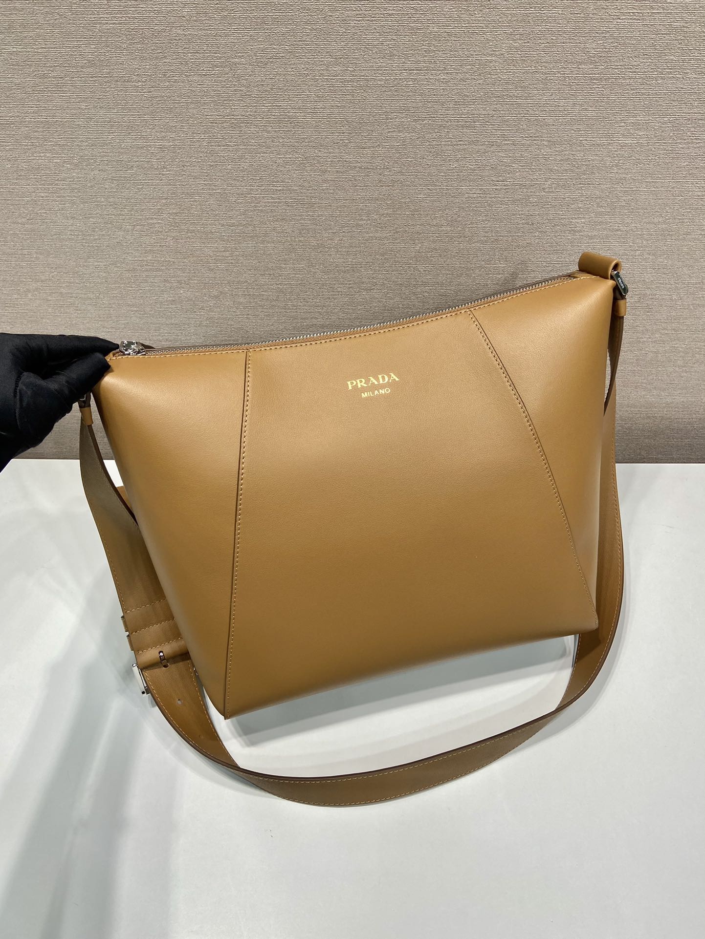 30 普拉达 PRADA  粒面皮革 斜跨 单肩包 焦糖色 H0-2VH177