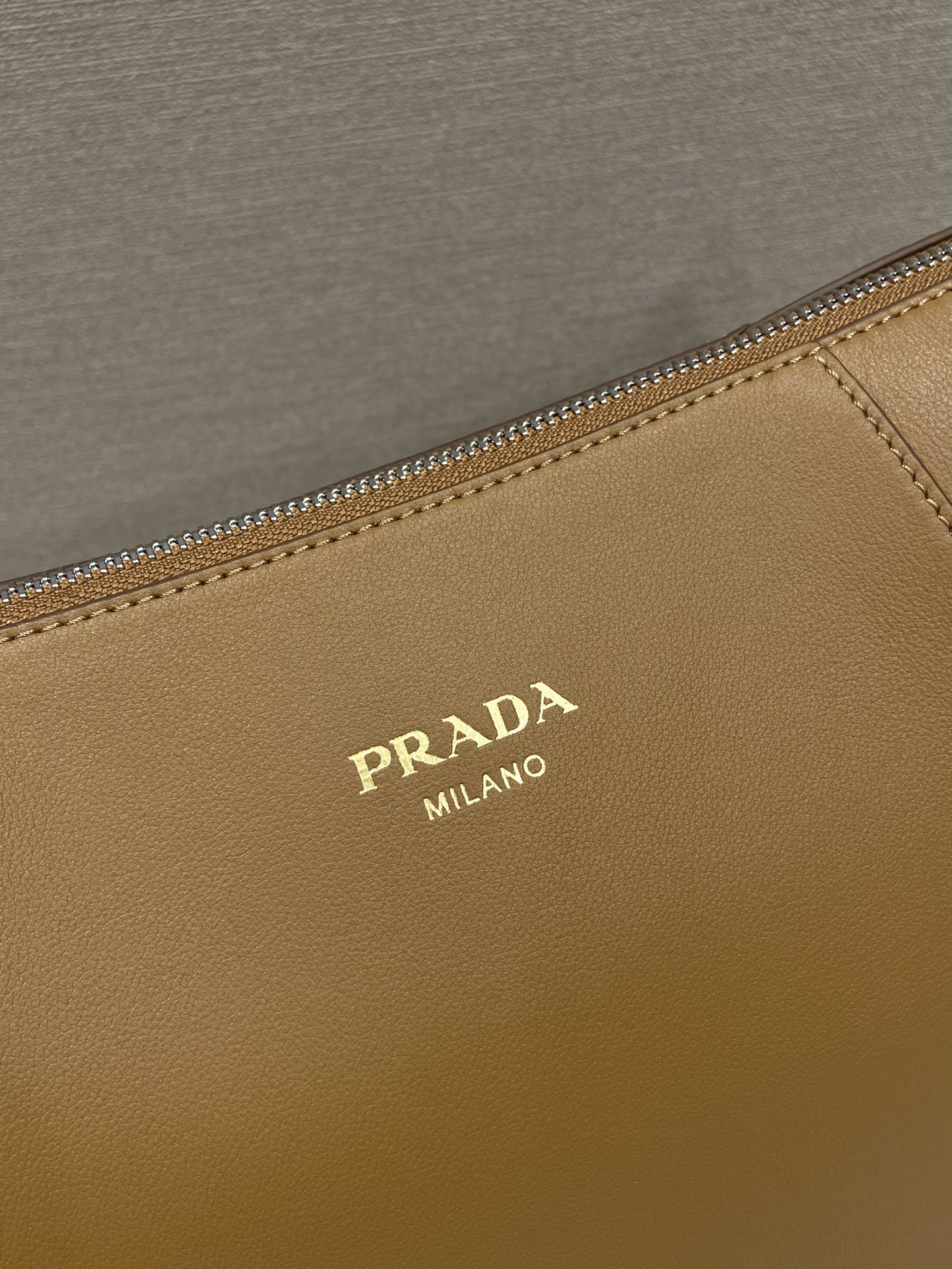 30 普拉达 PRADA  粒面皮革 斜跨 单肩包 焦糖色 H0-2VH177