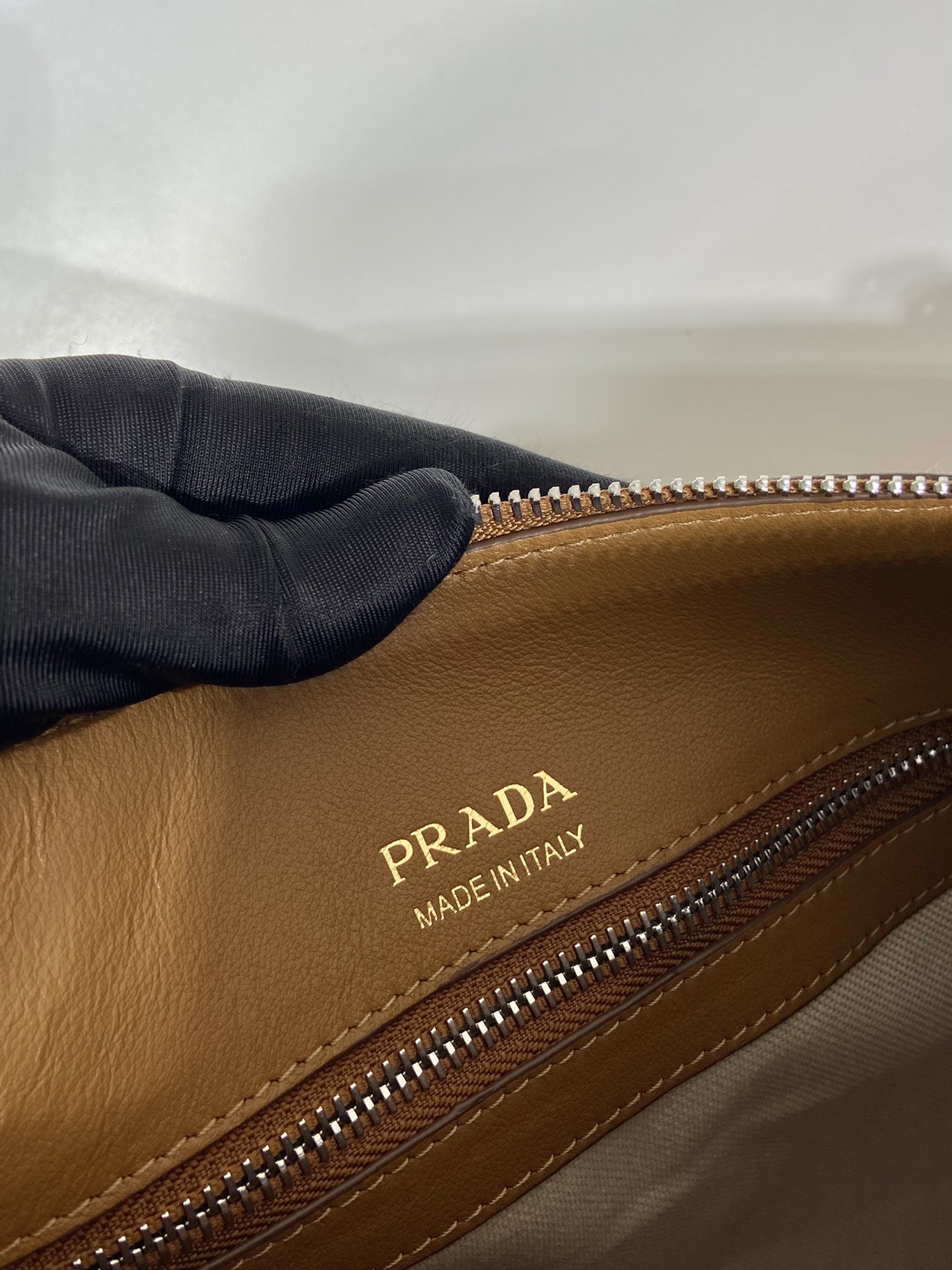 30 普拉达 PRADA  粒面皮革 斜跨 单肩包 焦糖色 H0-2VH177