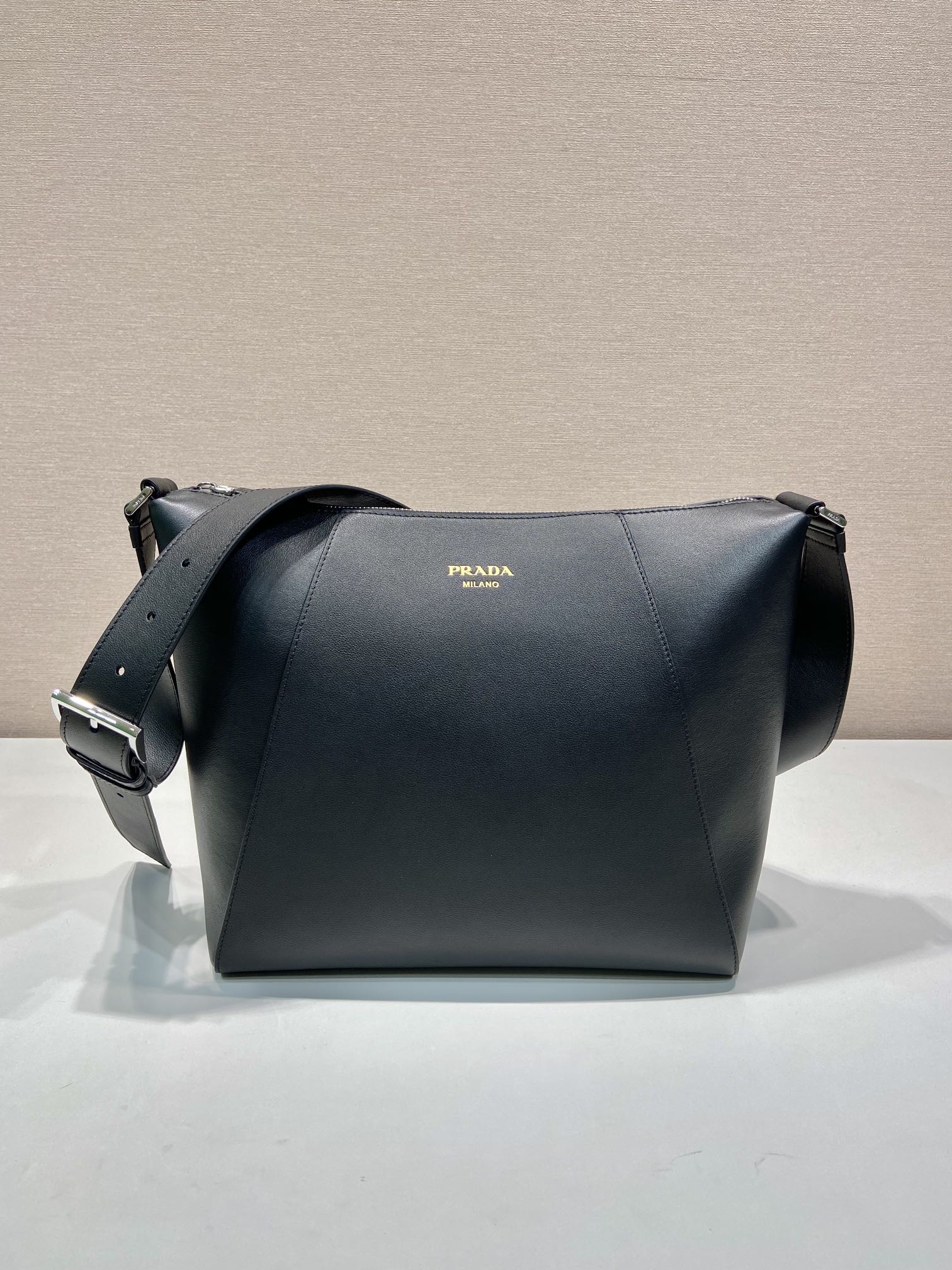 30 普拉达 PRADA  粒面皮革 斜跨 单肩包 黑色 H0-2VH177_2CYS_F0002