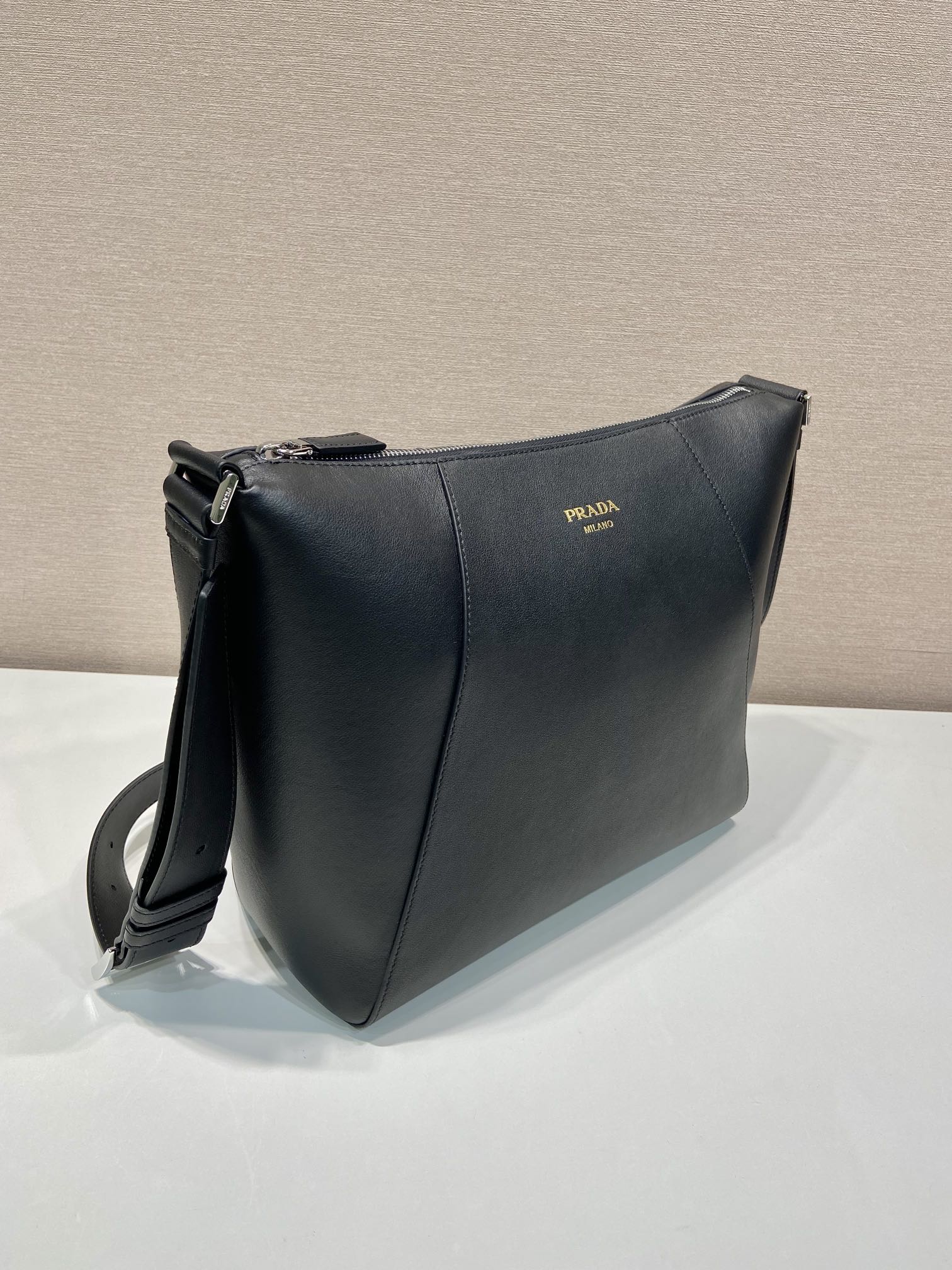 30 普拉达 PRADA  粒面皮革 斜跨 单肩包 黑色 H0-2VH177_2CYS_F0002