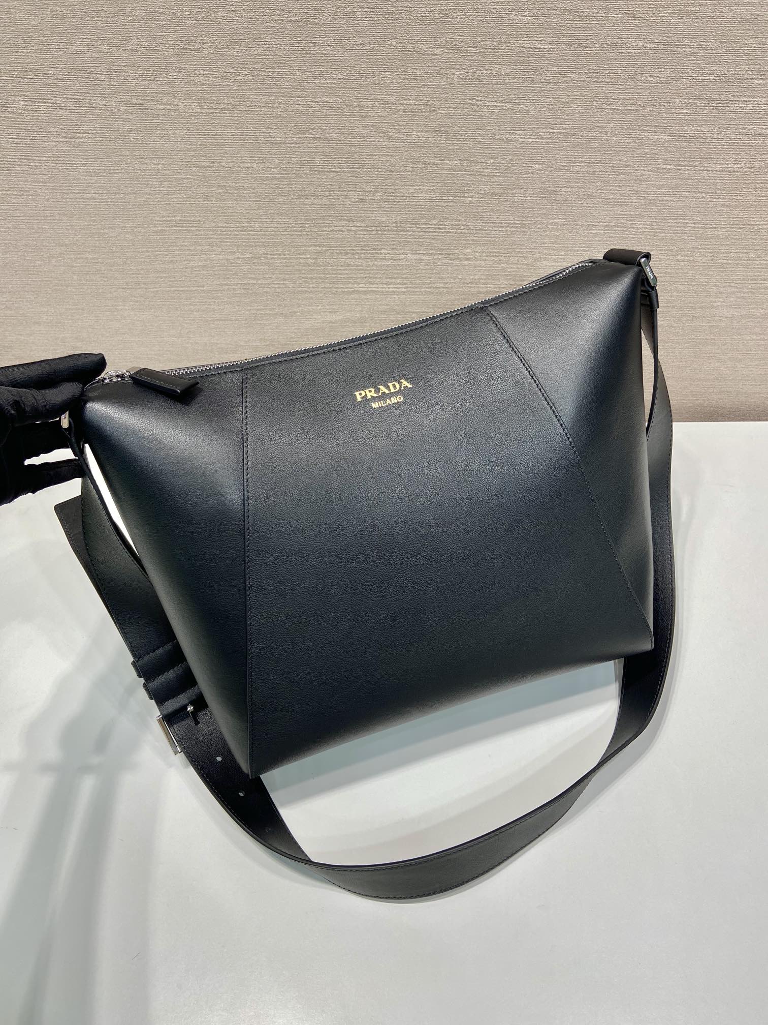 30 普拉达 PRADA  粒面皮革 斜跨 单肩包 黑色 H0-2VH177_2CYS_F0002