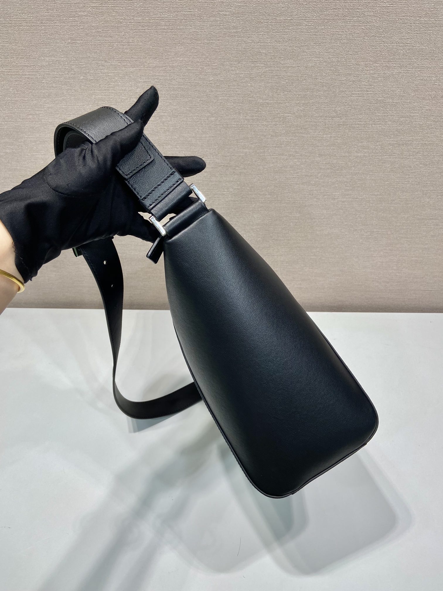 30 普拉达 PRADA  粒面皮革 斜跨 单肩包 黑色 H0-2VH177_2CYS_F0002