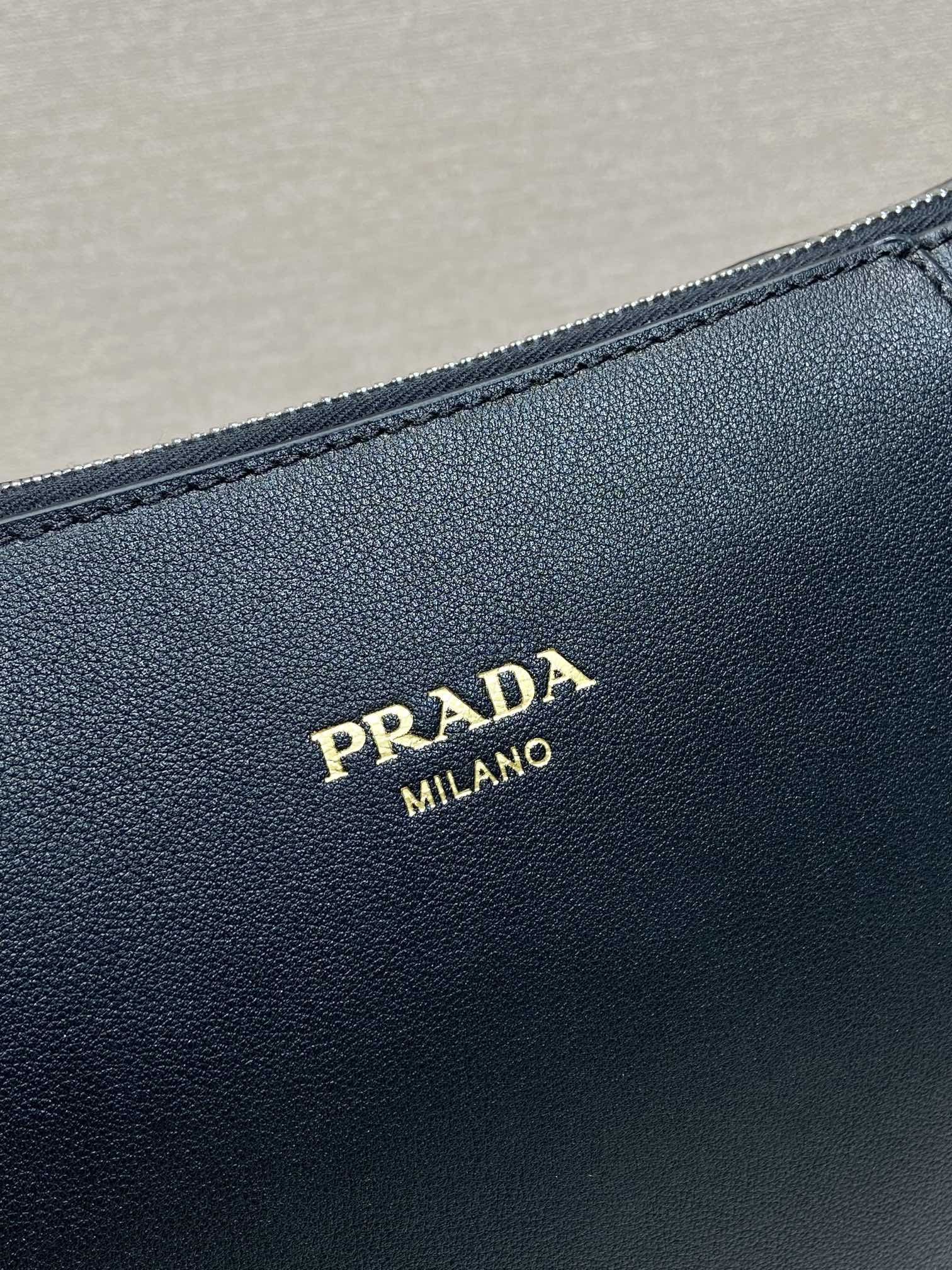 30 普拉达 PRADA  粒面皮革 斜跨 单肩包 黑色 H0-2VH177_2CYS_F0002