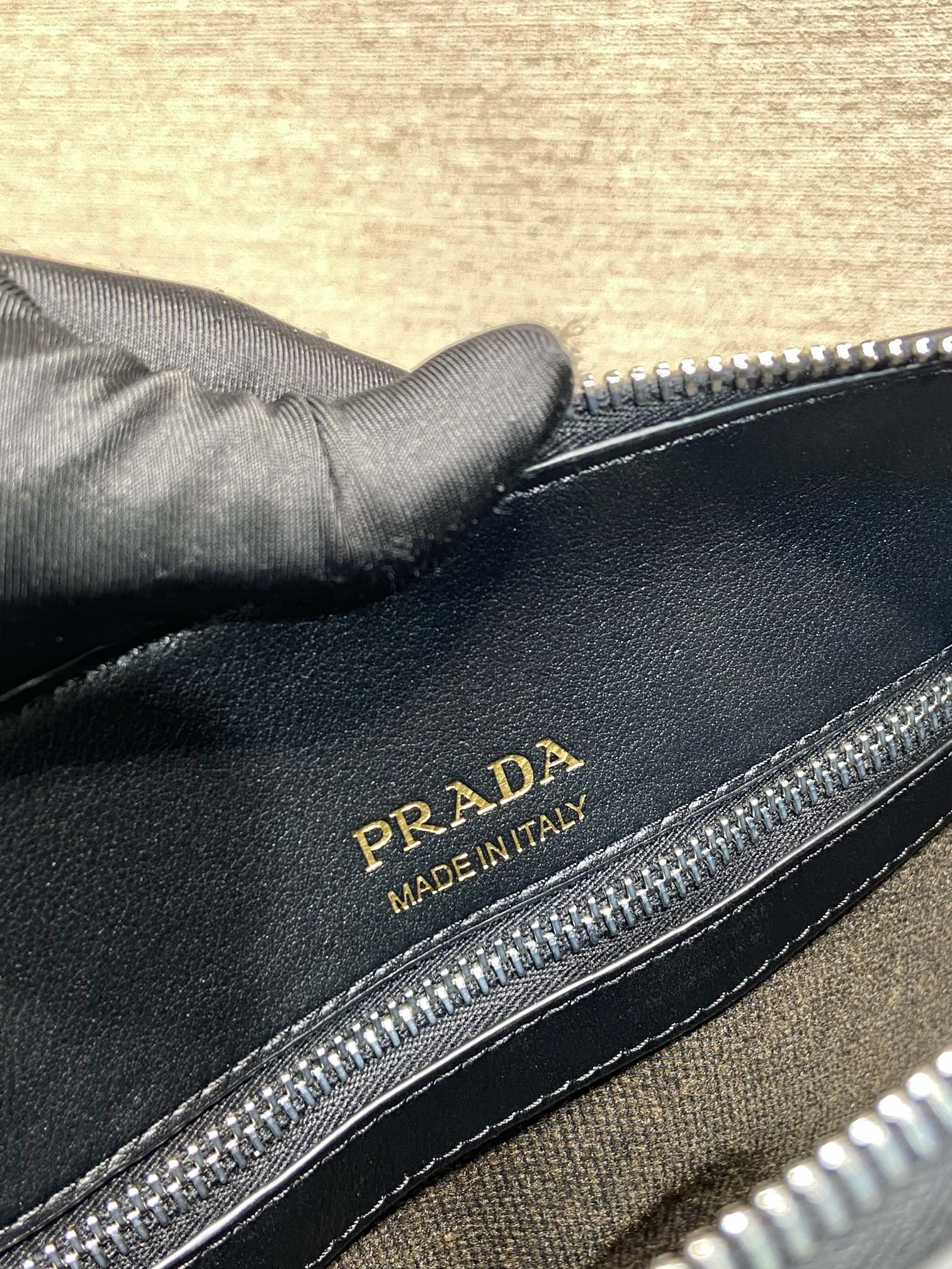 30 普拉达 PRADA  粒面皮革 斜跨 单肩包 黑色 H0-2VH177_2CYS_F0002