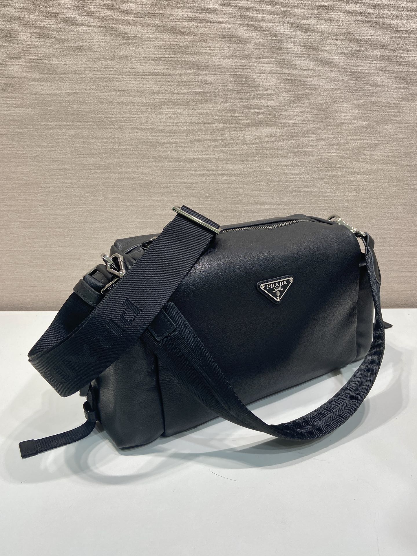 普拉达 PRADA  Re-Nylon 斜跨 单肩包 黑色 皮革 H0-2VH206_2HE8_F0002_V_OOO