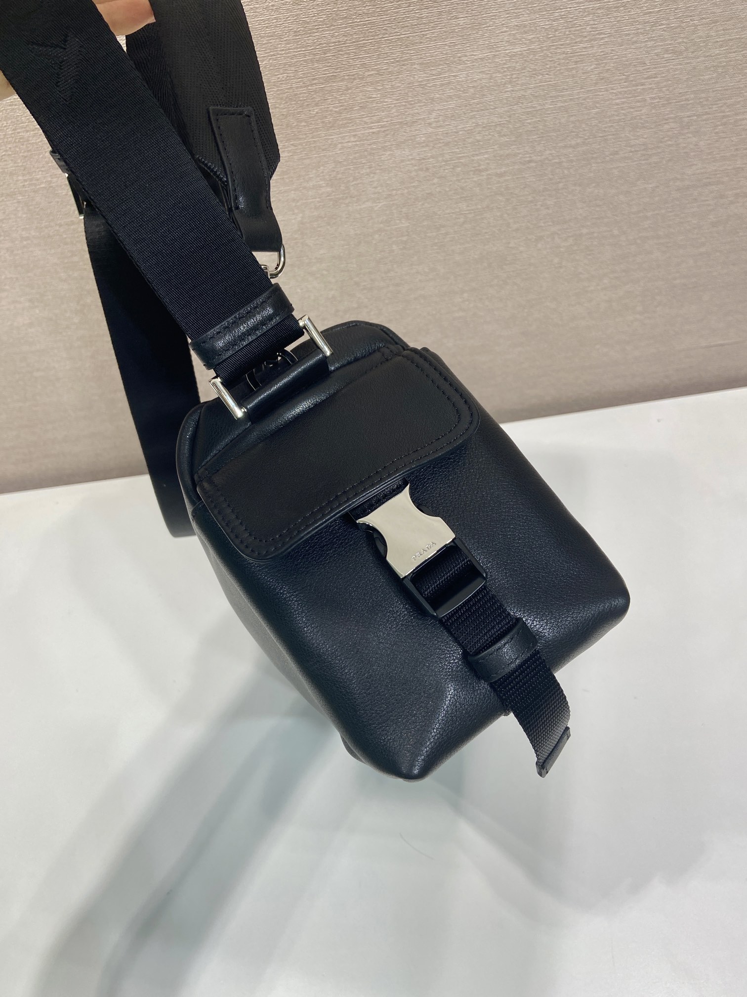 普拉达 PRADA  Re-Nylon 斜跨 单肩包 黑色 皮革 H0-2VH206_2HE8_F0002_V_OOO
