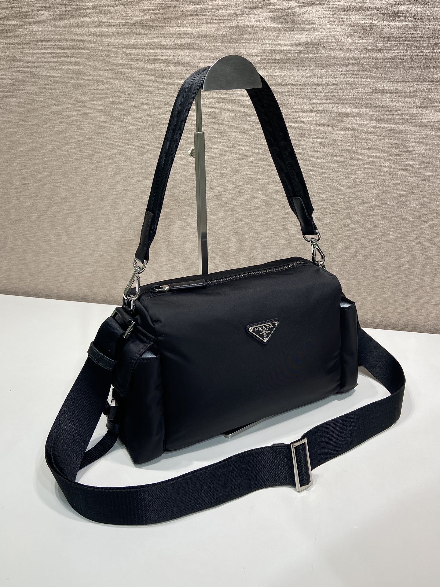 普拉达 PRADA  Re-Nylon 斜跨 单肩包 黑色尼龙 F0-2VH206_2DW3_V_OOO