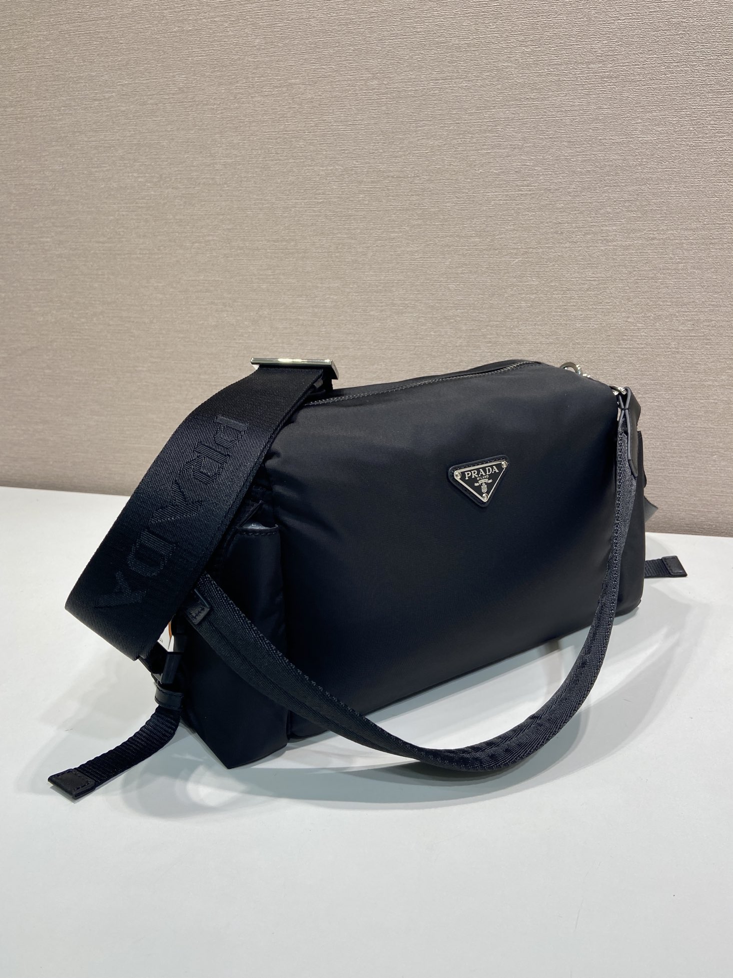 普拉达 PRADA  Re-Nylon 斜跨 单肩包 黑色尼龙 F0-2VH206_2DW3_V_OOO