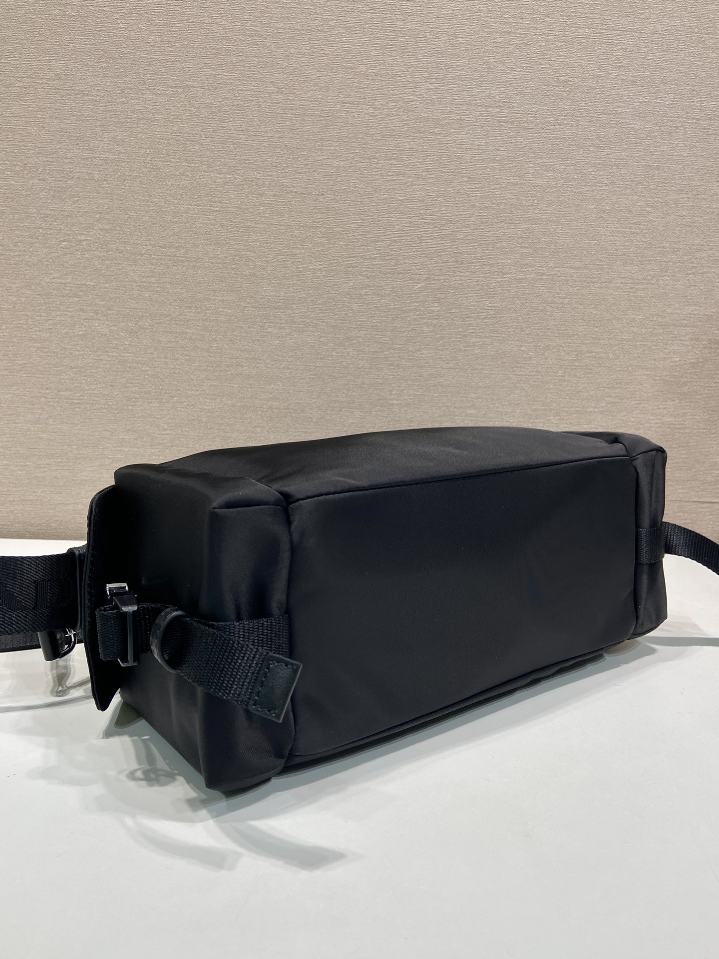 普拉达 PRADA  Re-Nylon 斜跨 单肩包 黑色尼龙 F0-2VH206_2DW3_V_OOO