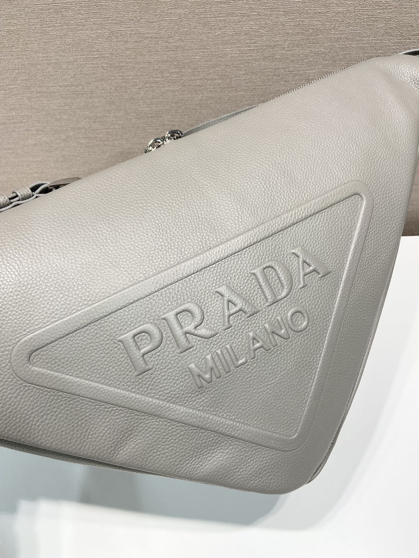 普拉达 PRADA Triangle 斜跨 单肩包 三角 灰色 皮革 H0-2VY007_2BBE_F0K44_V_DLO