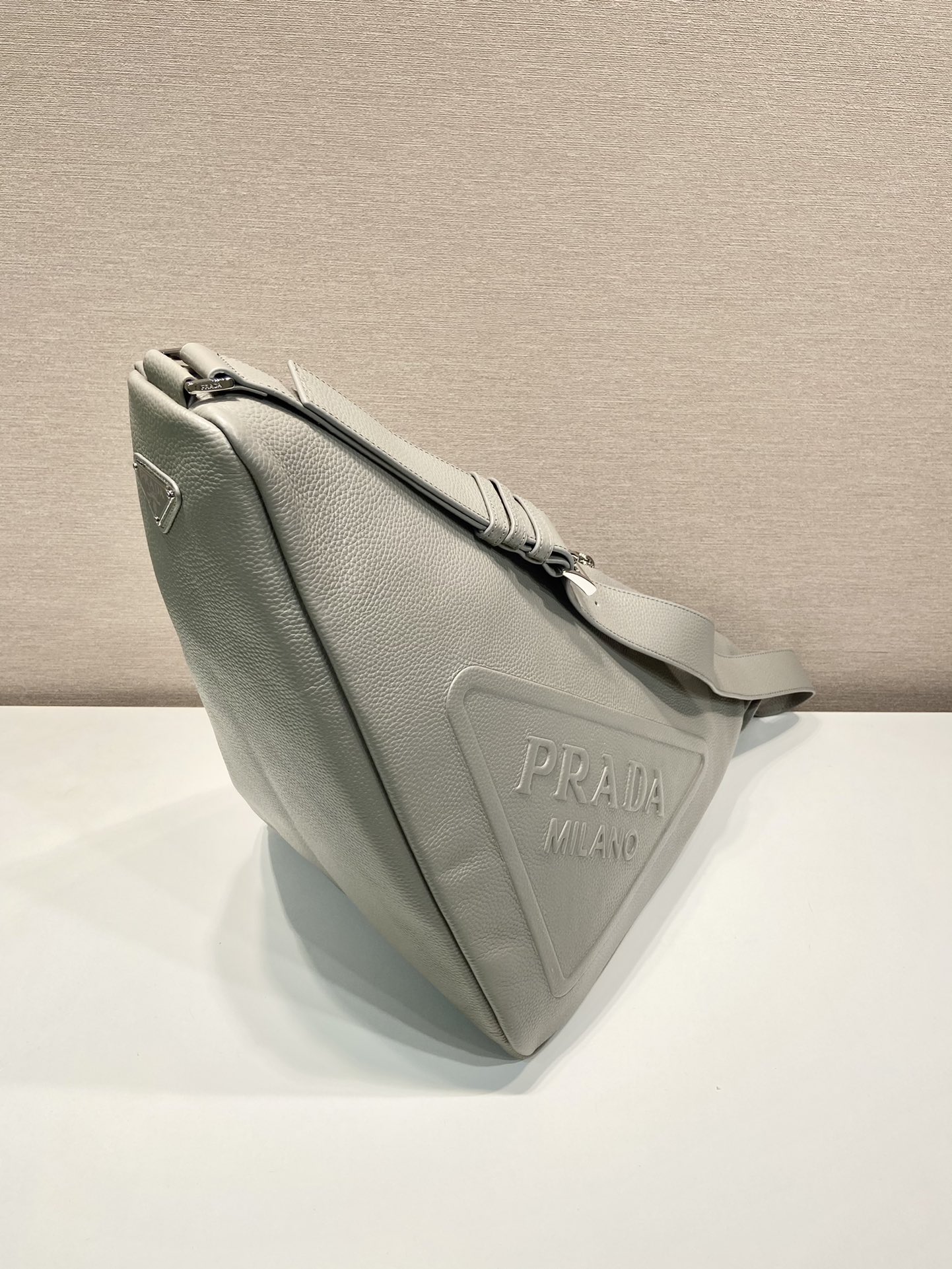 普拉达 PRADA Triangle 斜跨 单肩包 三角 灰色 皮革 H0-2VY007_2BBE_F0K44_V_DLO