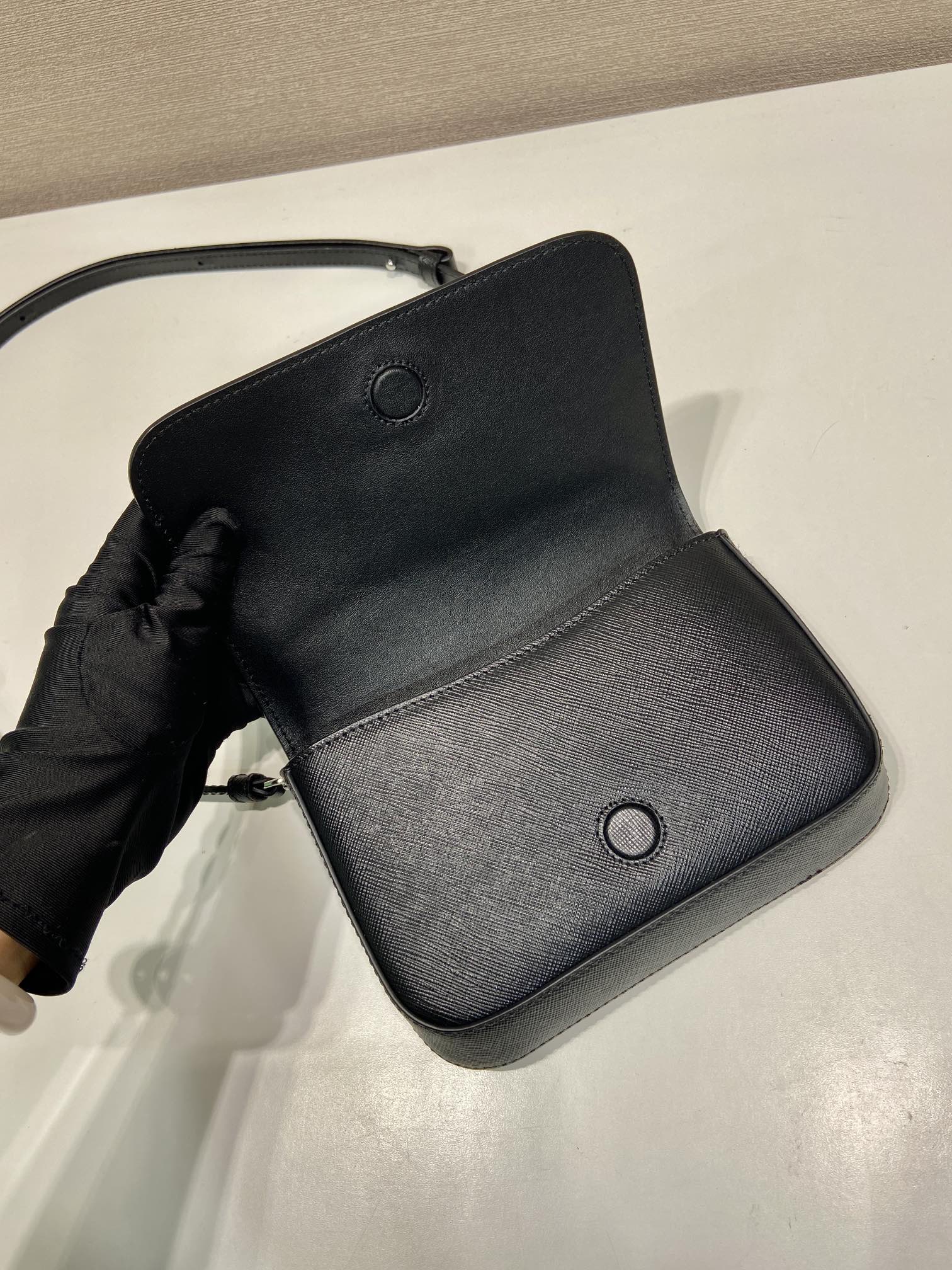 普拉达 PRADA  邮差 斜跨 单肩包 黑色十字纹 F0-2VD061_9Z2_F0002