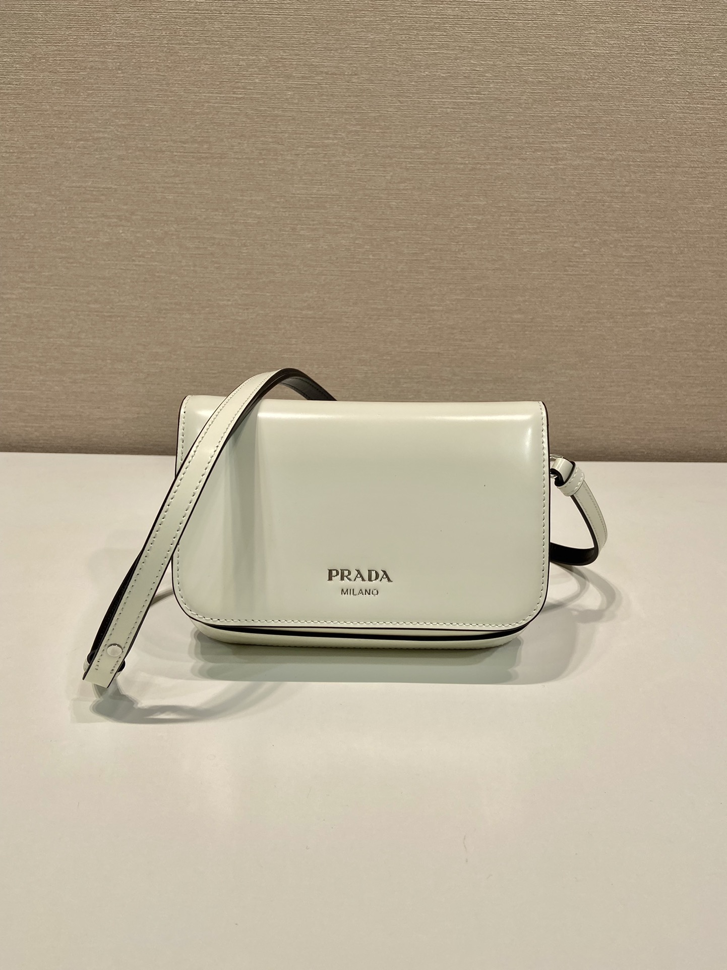 普拉达 PRADA  邮差 斜跨 单肩包 白色漆皮亮面 F0-2VD061 