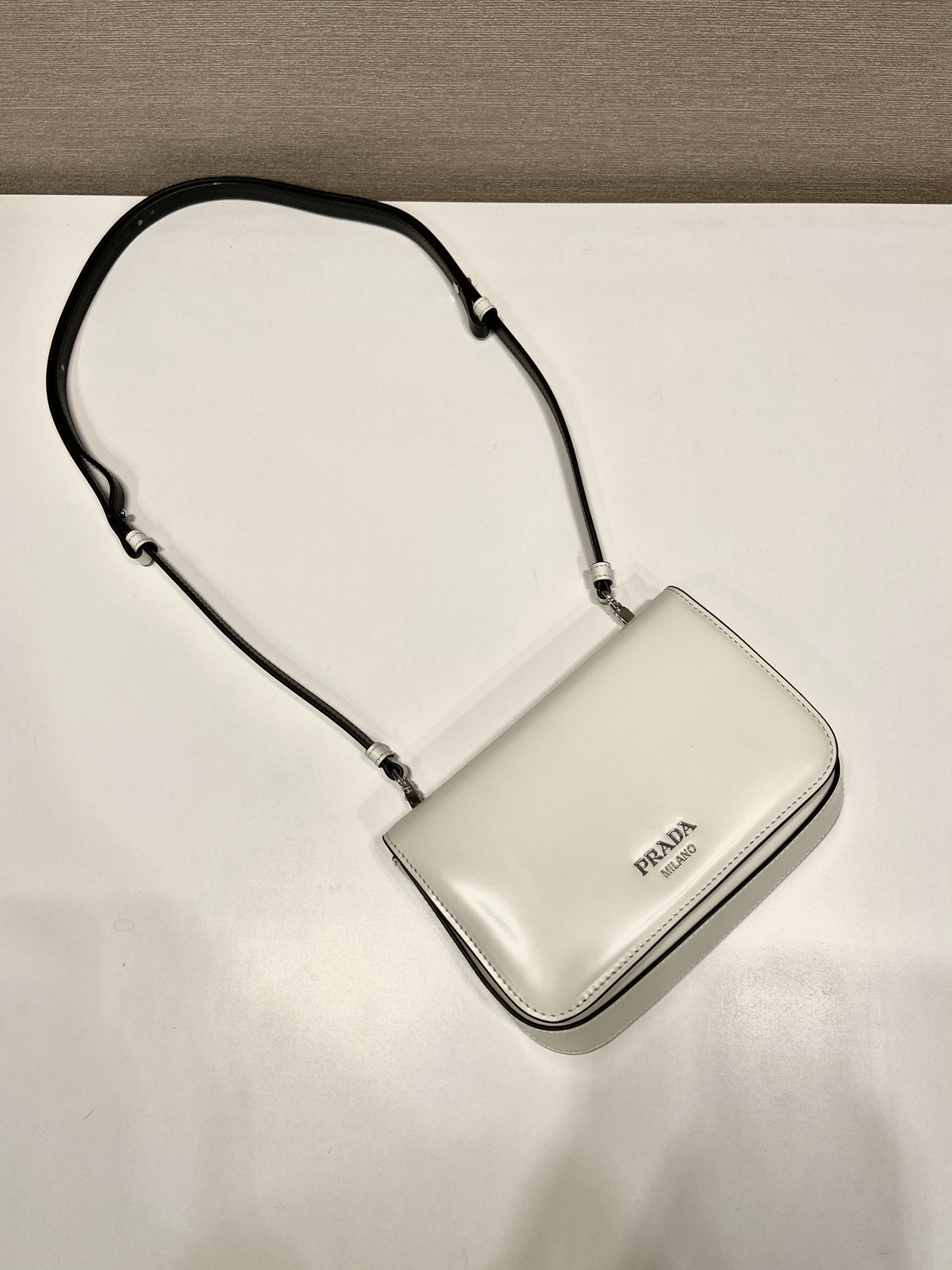 普拉达 PRADA  邮差 斜跨 单肩包 白色漆皮亮面 F0-2VD061 
