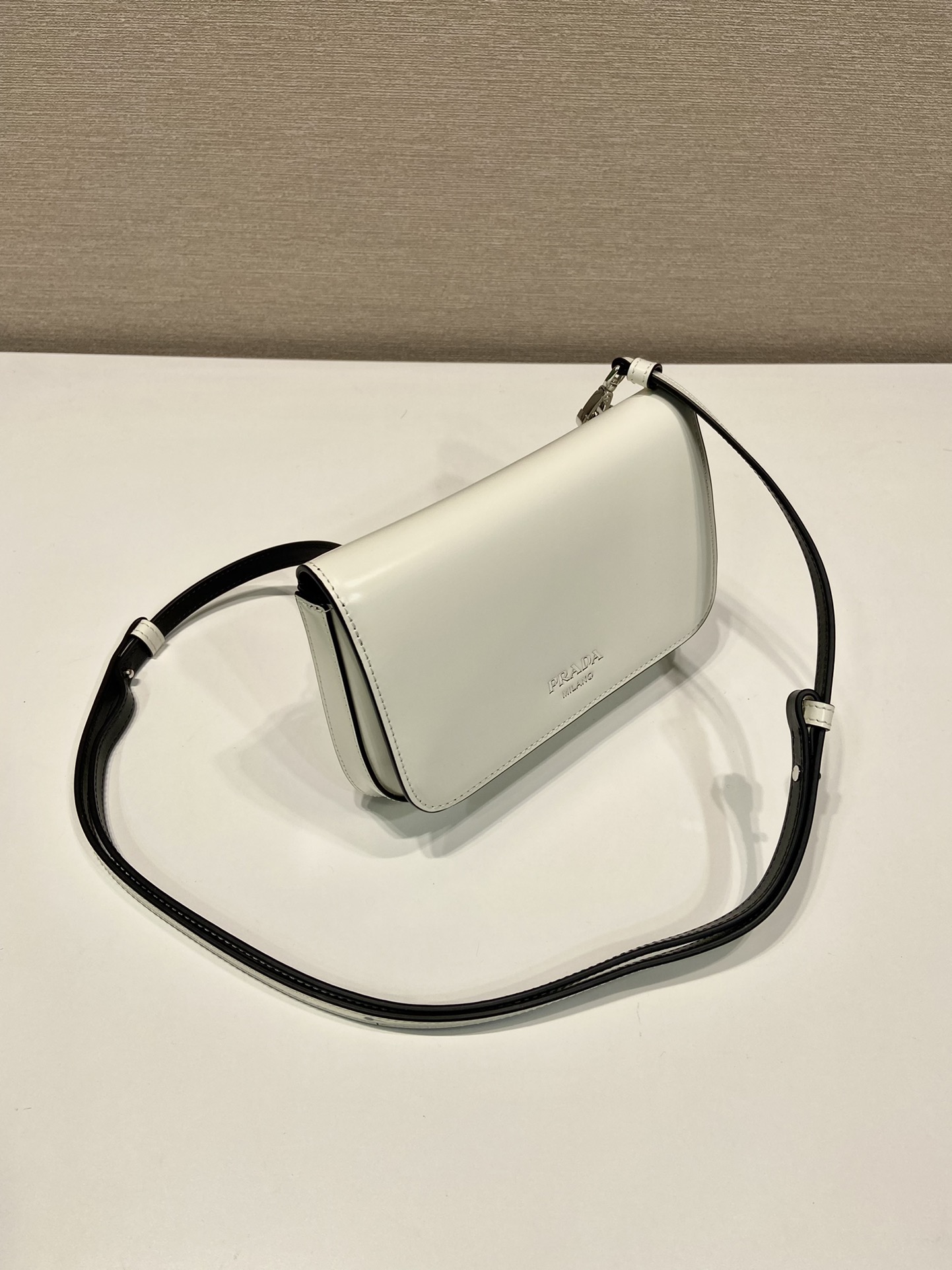 普拉达 PRADA  邮差 斜跨 单肩包 白色漆皮亮面 F0-2VD061 