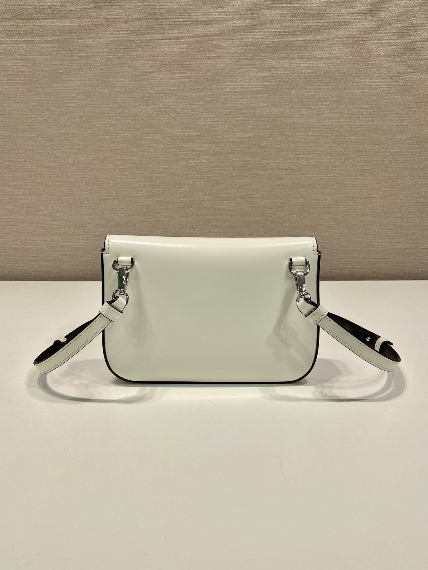 普拉达 PRADA  邮差 斜跨 单肩包 白色漆皮亮面 F0-2VD061 