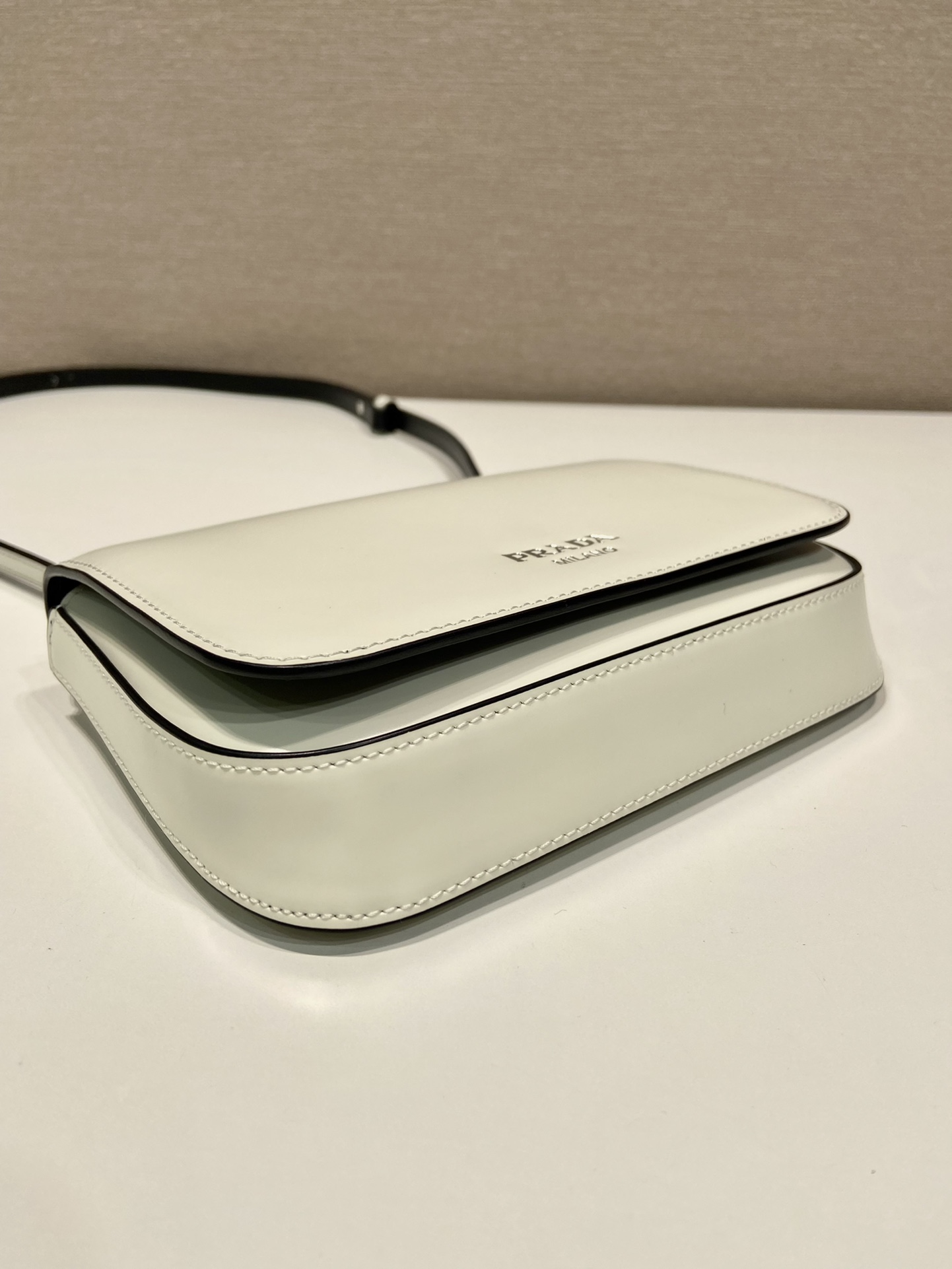 普拉达 PRADA  邮差 斜跨 单肩包 白色漆皮亮面 F0-2VD061 