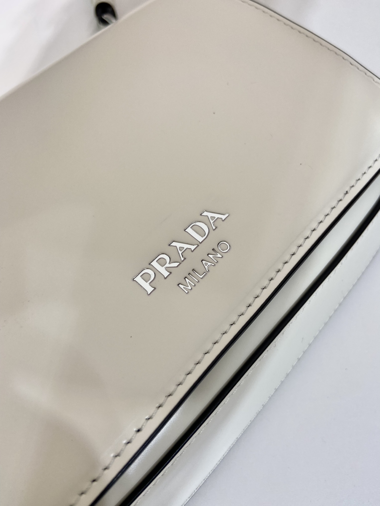 普拉达 PRADA  邮差 斜跨 单肩包 白色漆皮亮面 F0-2VD061 