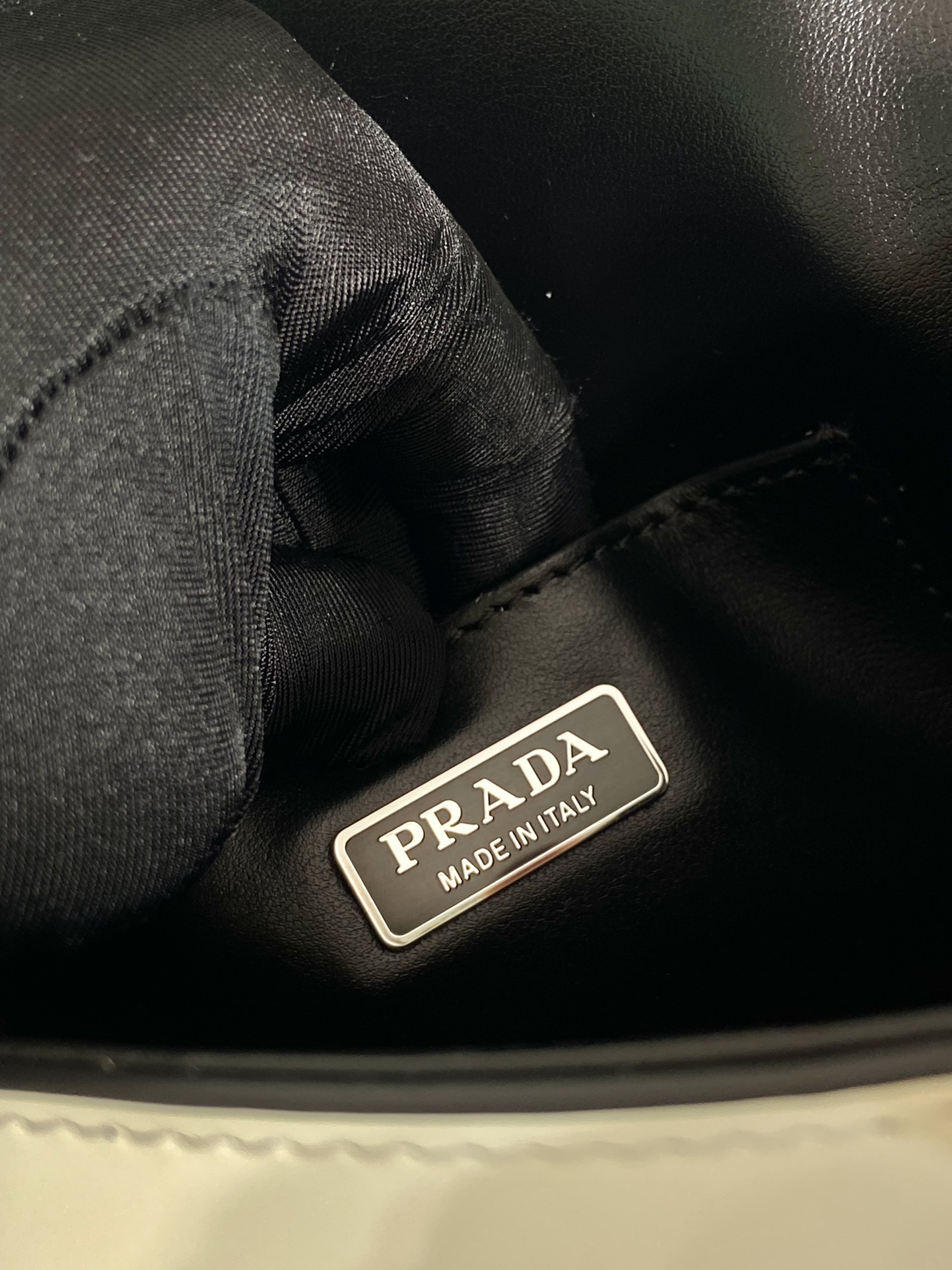 普拉达 PRADA  邮差 斜跨 单肩包 白色漆皮亮面 F0-2VD061 