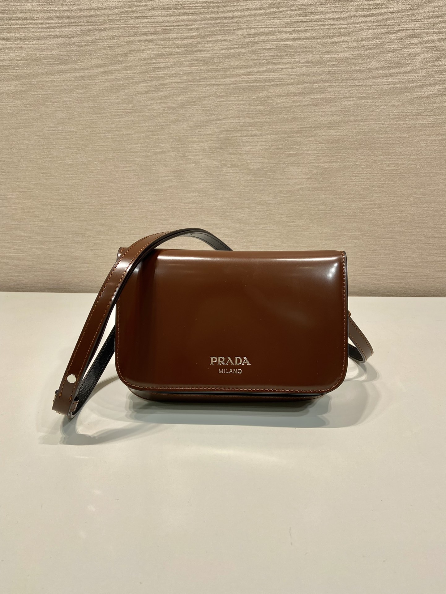 普拉达 PRADA  邮差 斜跨 单肩包 红色亮面漆皮  F0-2VD061 