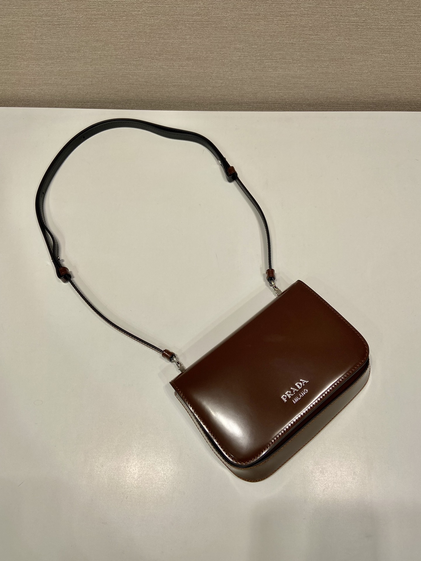 普拉达 PRADA  邮差 斜跨 单肩包 红色亮面漆皮  F0-2VD061 