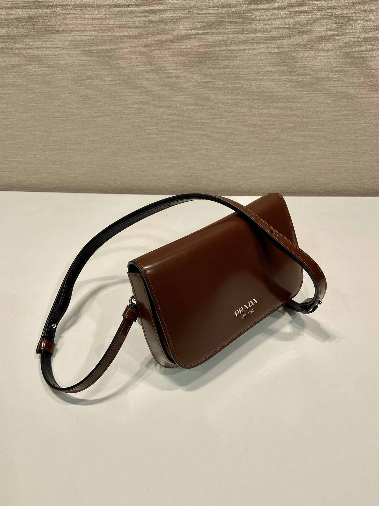 普拉达 PRADA  邮差 斜跨 单肩包 红色亮面漆皮  F0-2VD061 