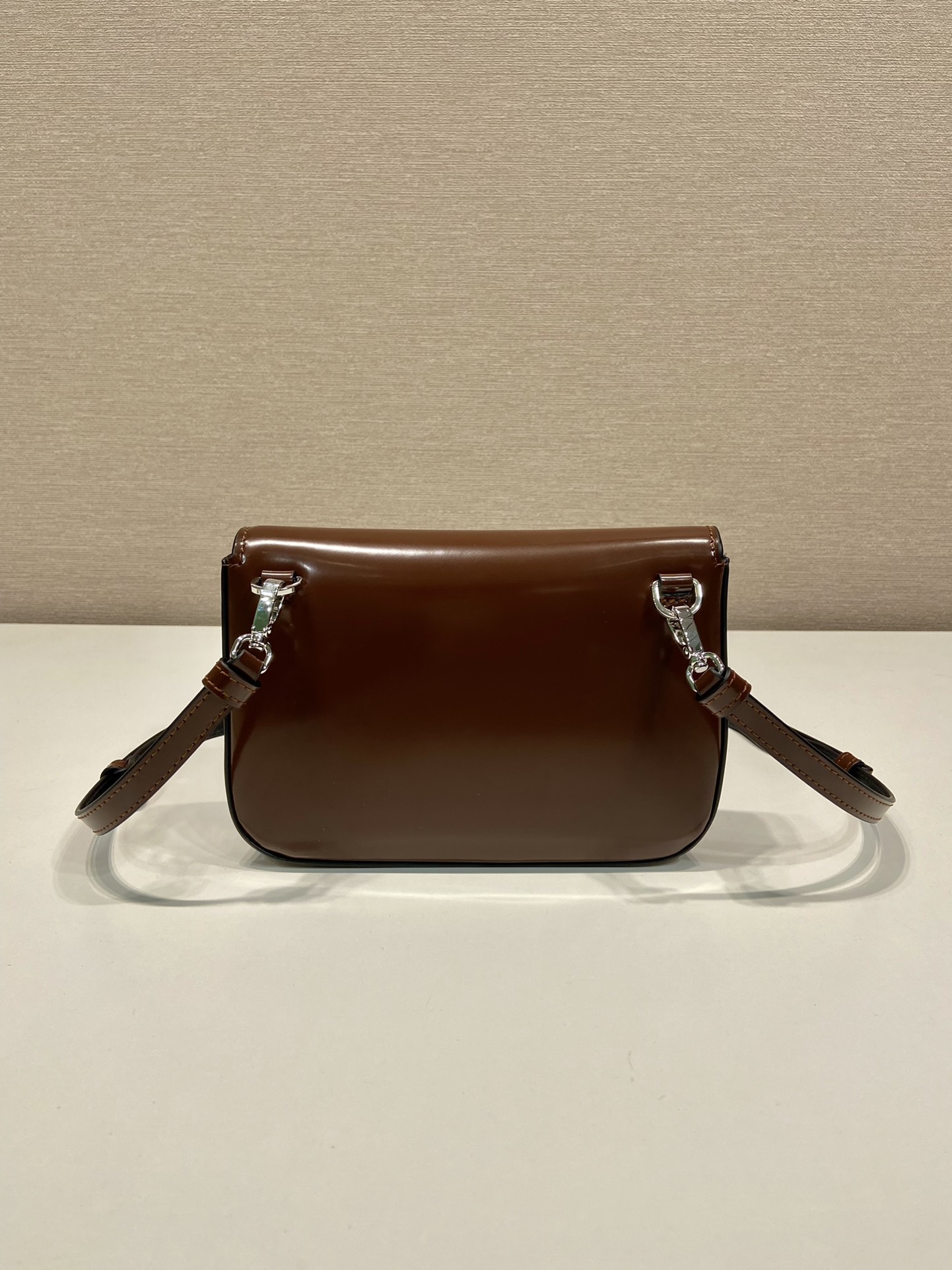 普拉达 PRADA  邮差 斜跨 单肩包 红色亮面漆皮  F0-2VD061 