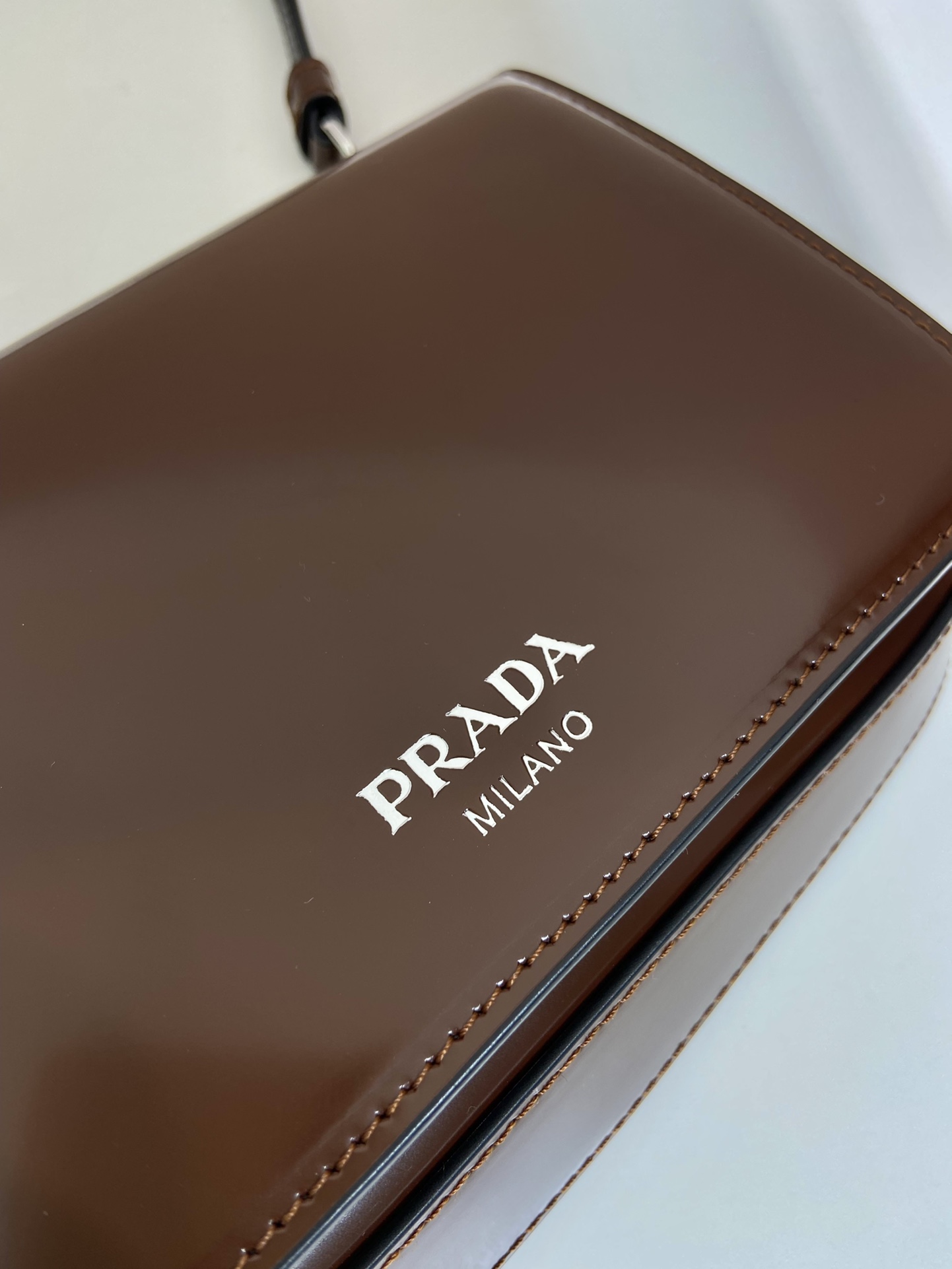 普拉达 PRADA  邮差 斜跨 单肩包 红色亮面漆皮  F0-2VD061 