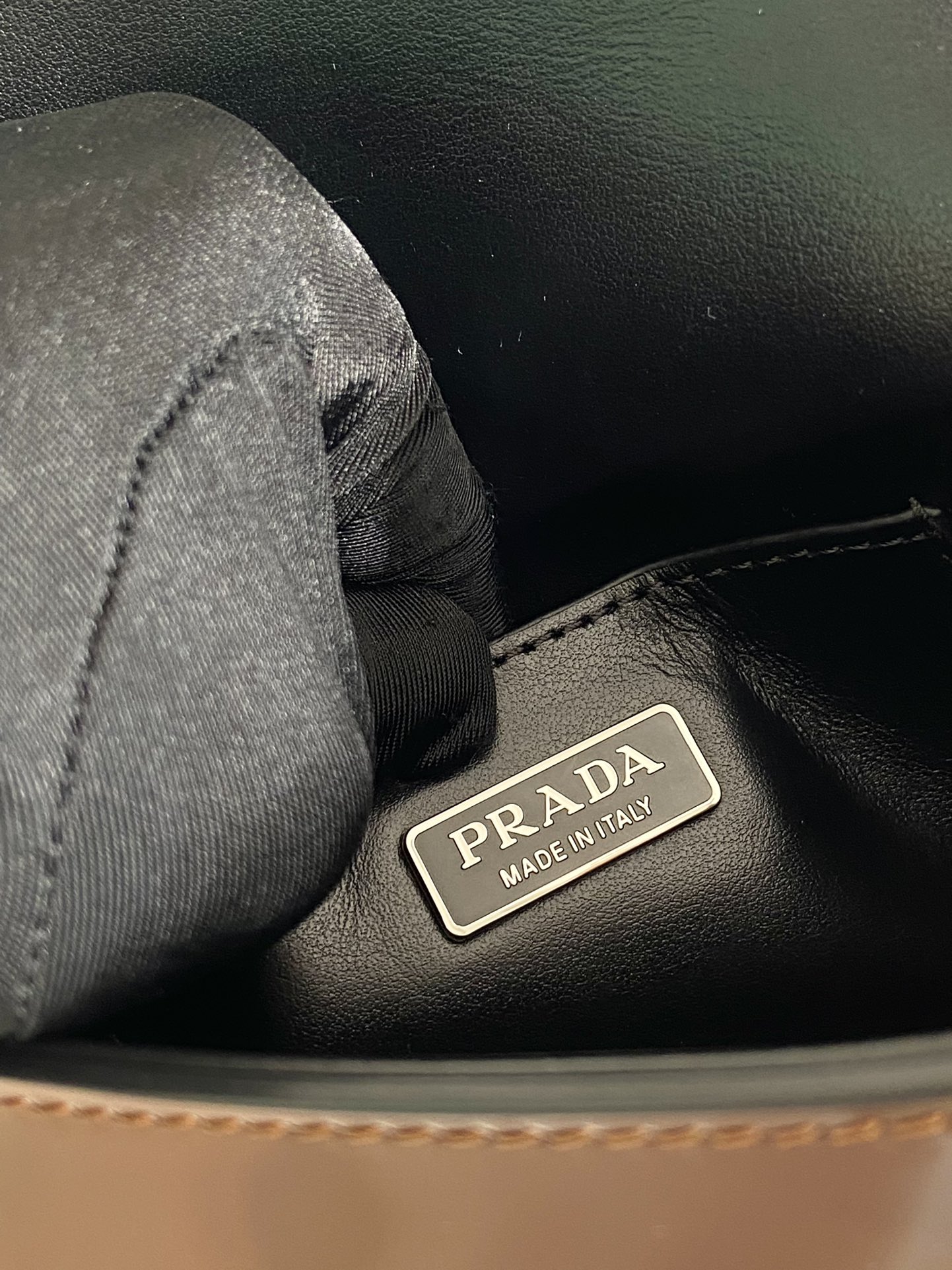普拉达 PRADA  邮差 斜跨 单肩包 红色亮面漆皮  F0-2VD061 