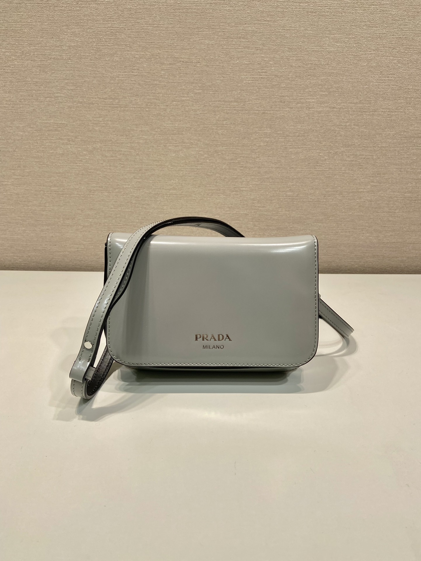 普拉达 PRADA  邮差 斜跨 单肩包 灰色亮面漆皮  F0-2VD061 