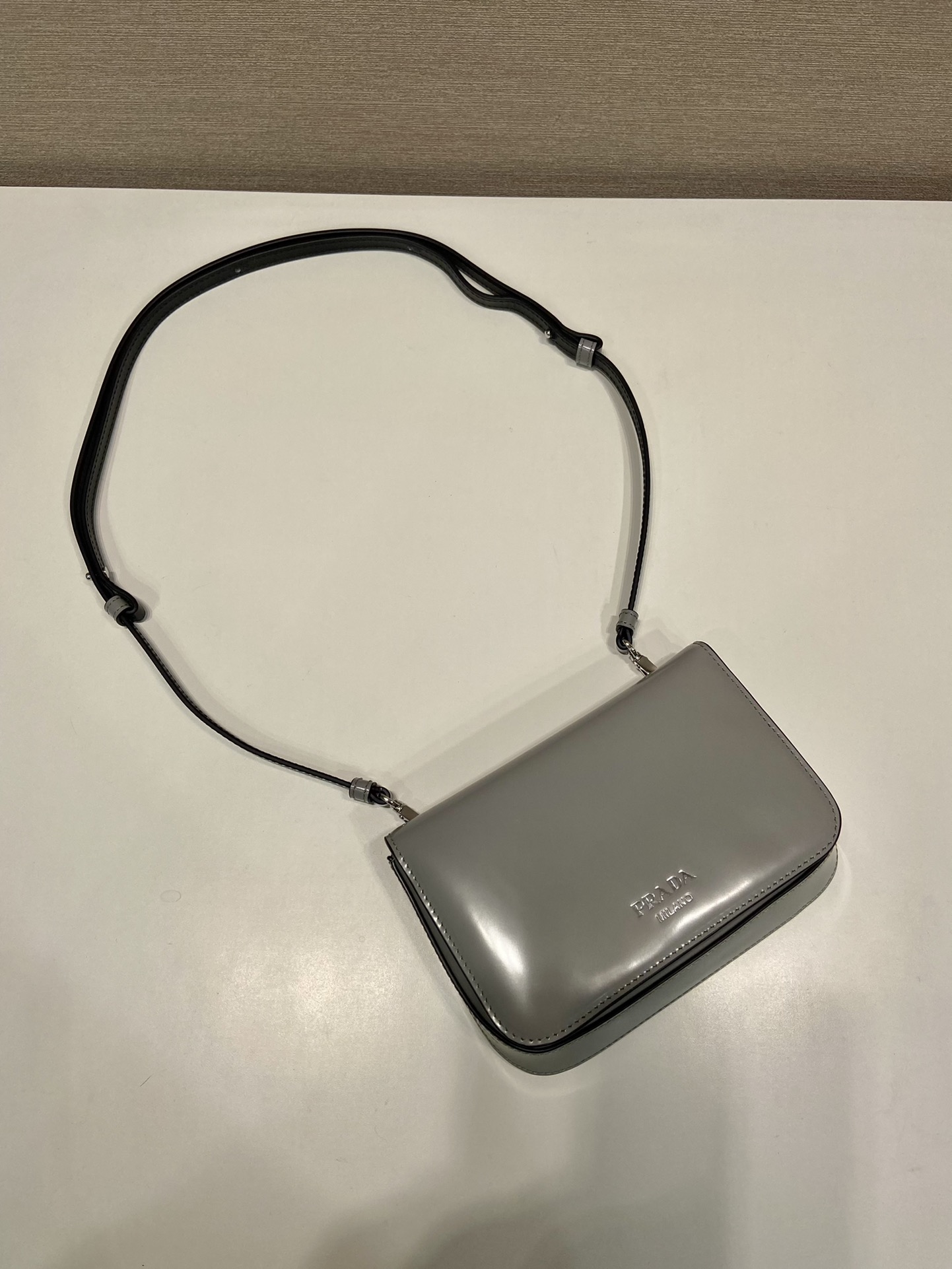 普拉达 PRADA  邮差 斜跨 单肩包 灰色亮面漆皮  F0-2VD061 