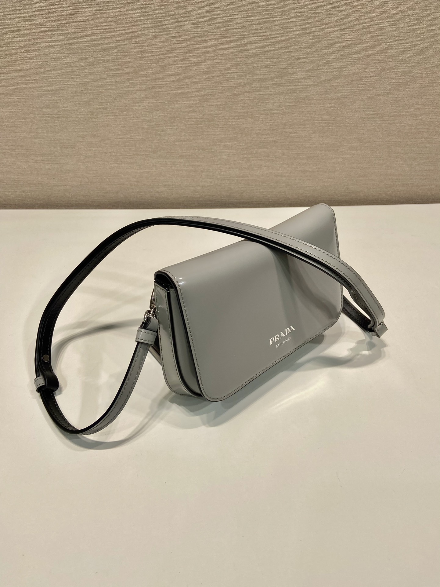 普拉达 PRADA  邮差 斜跨 单肩包 灰色亮面漆皮  F0-2VD061 