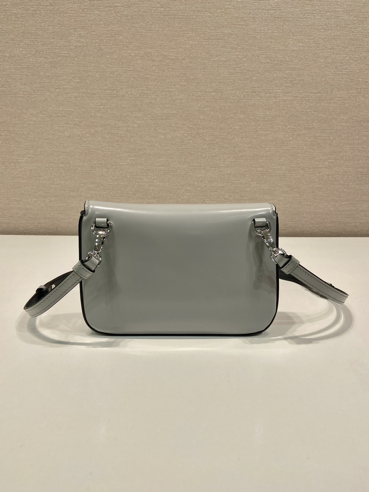 普拉达 PRADA  邮差 斜跨 单肩包 灰色亮面漆皮  F0-2VD061 