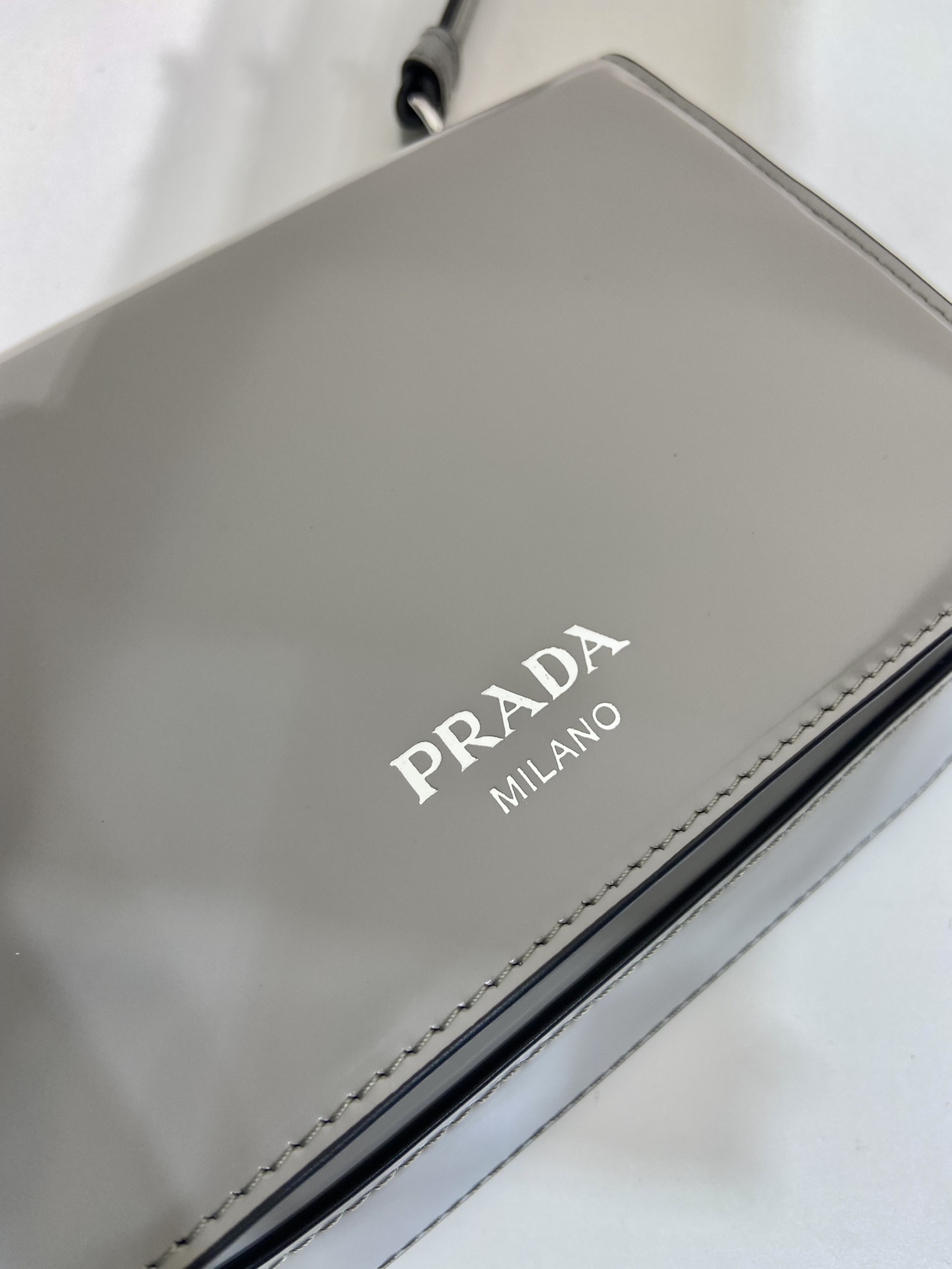 普拉达 PRADA  邮差 斜跨 单肩包 灰色亮面漆皮  F0-2VD061 