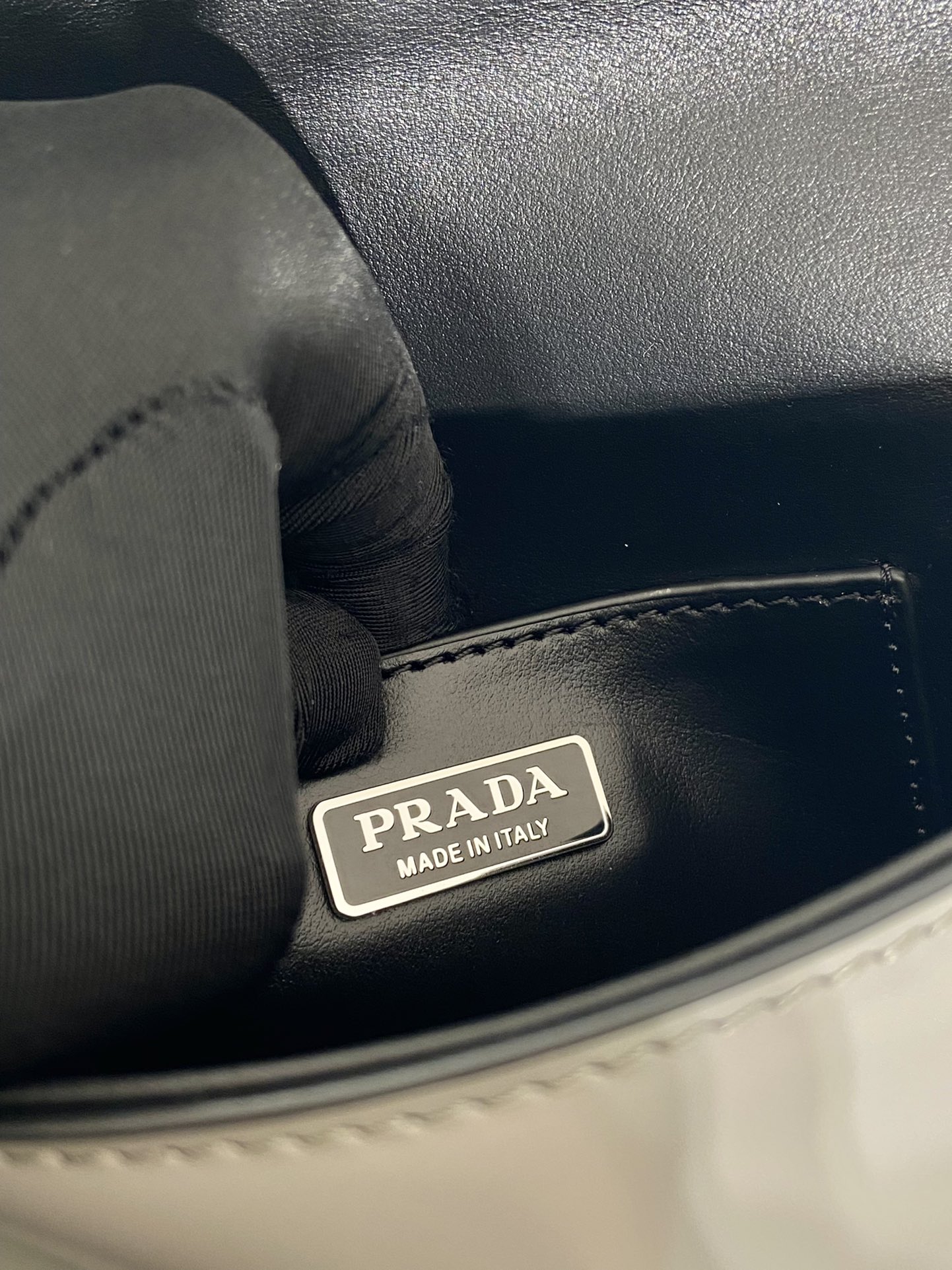 普拉达 PRADA  邮差 斜跨 单肩包 灰色亮面漆皮  F0-2VD061 