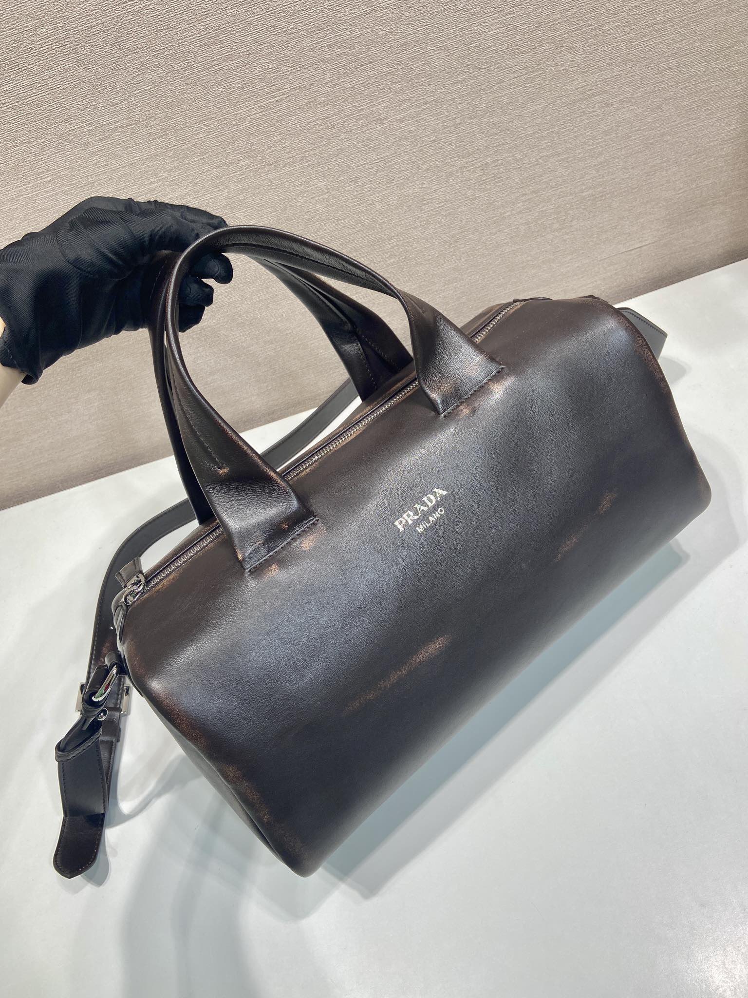 35CM 普拉达 PRADA Nappa 斜跨 单肩包  羊皮 黑棕 H0-2VC046_2C75_F0003