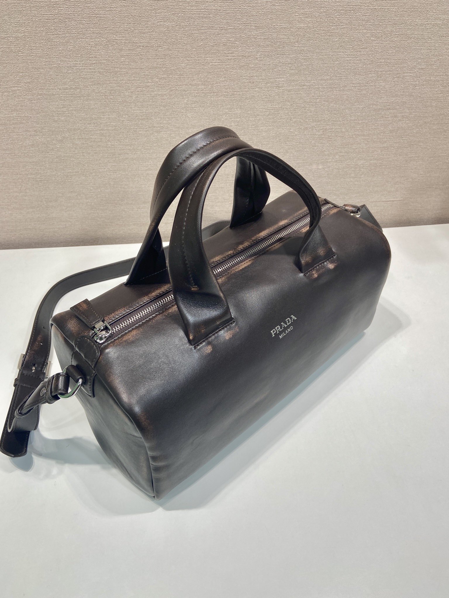 35CM 普拉达 PRADA Nappa 斜跨 单肩包  羊皮 黑棕 H0-2VC046_2C75_F0003
