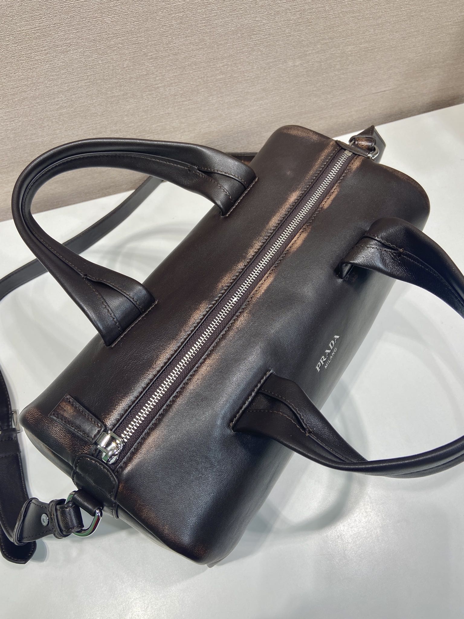 35CM 普拉达 PRADA Nappa 斜跨 单肩包  羊皮 黑棕 H0-2VC046_2C75_F0003