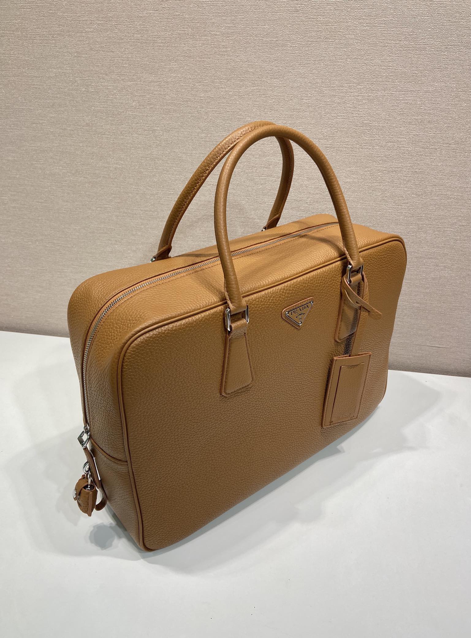 普拉达 PRADA Saffiano 公文手提 斜跨 单肩包  棕色荔枝  H0-2VE027 
