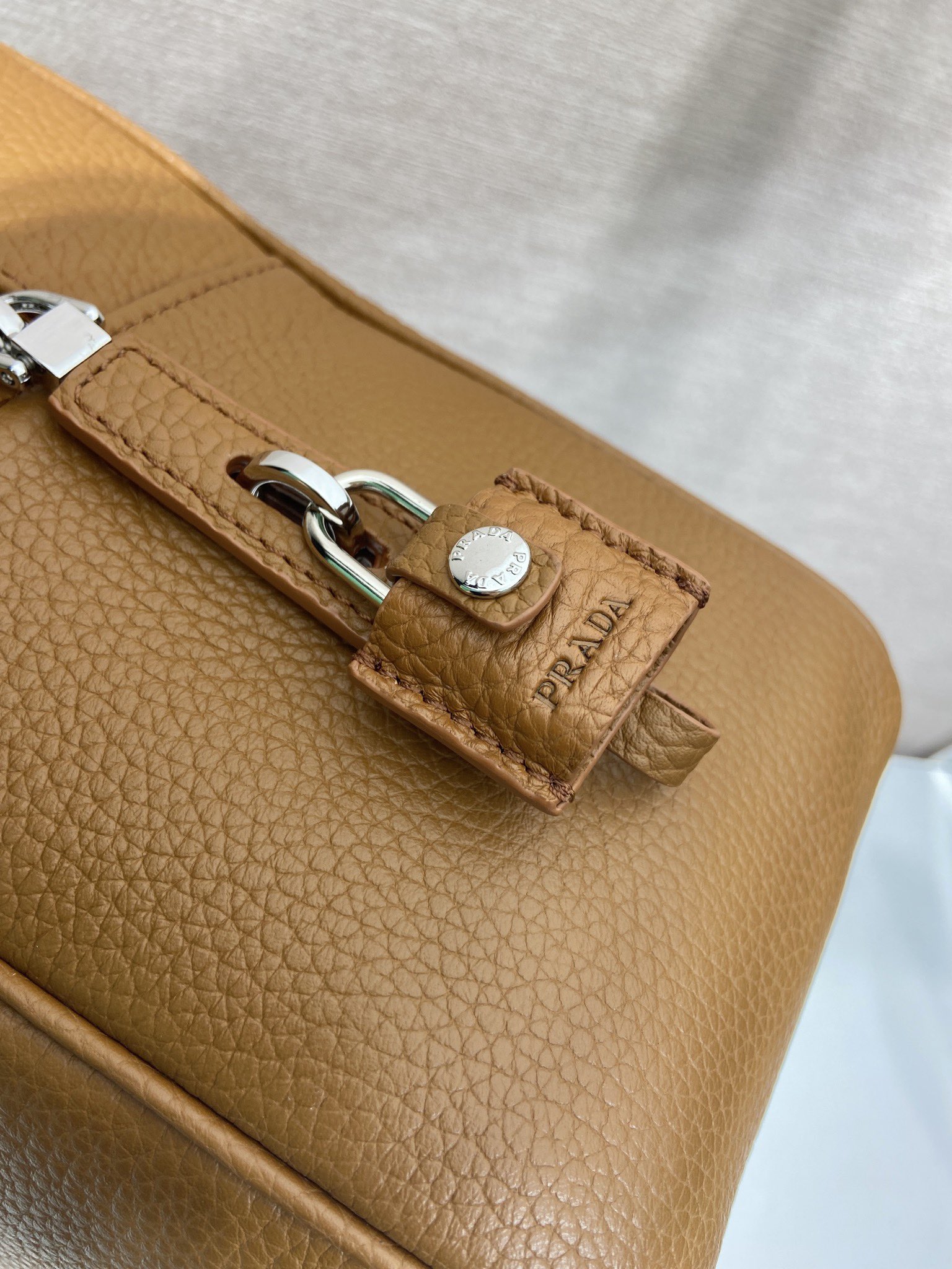普拉达 PRADA Saffiano 公文手提 斜跨 单肩包  棕色荔枝  H0-2VE027 