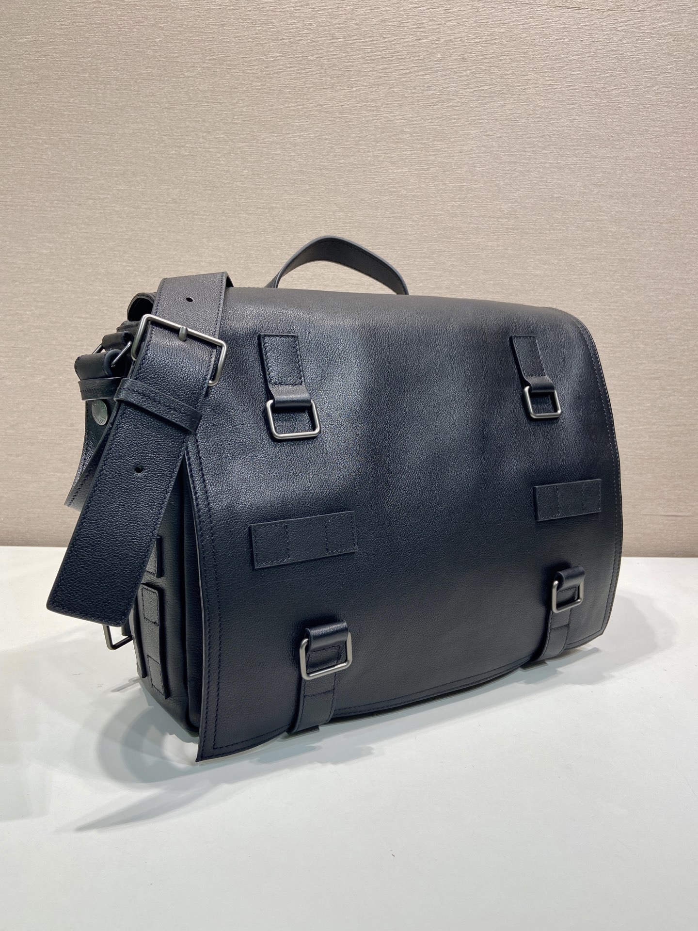 34CM 普拉达 PRADA  邮差手提  斜跨 单肩包  黑色皮  J0-_2VD085_2HE8_F0002_V_TOP