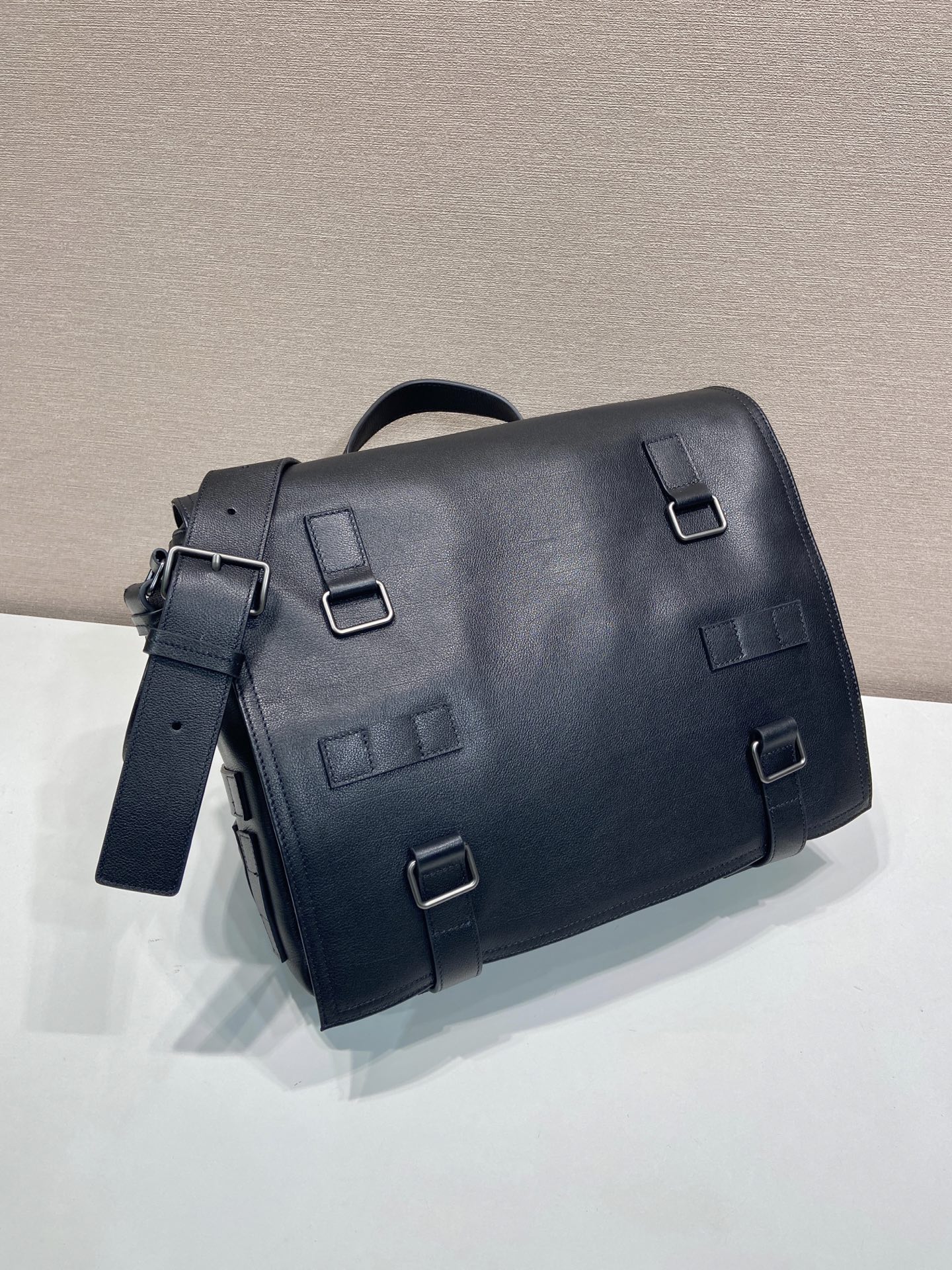 34CM 普拉达 PRADA  邮差手提  斜跨 单肩包  黑色皮  J0-_2VD085_2HE8_F0002_V_TOP