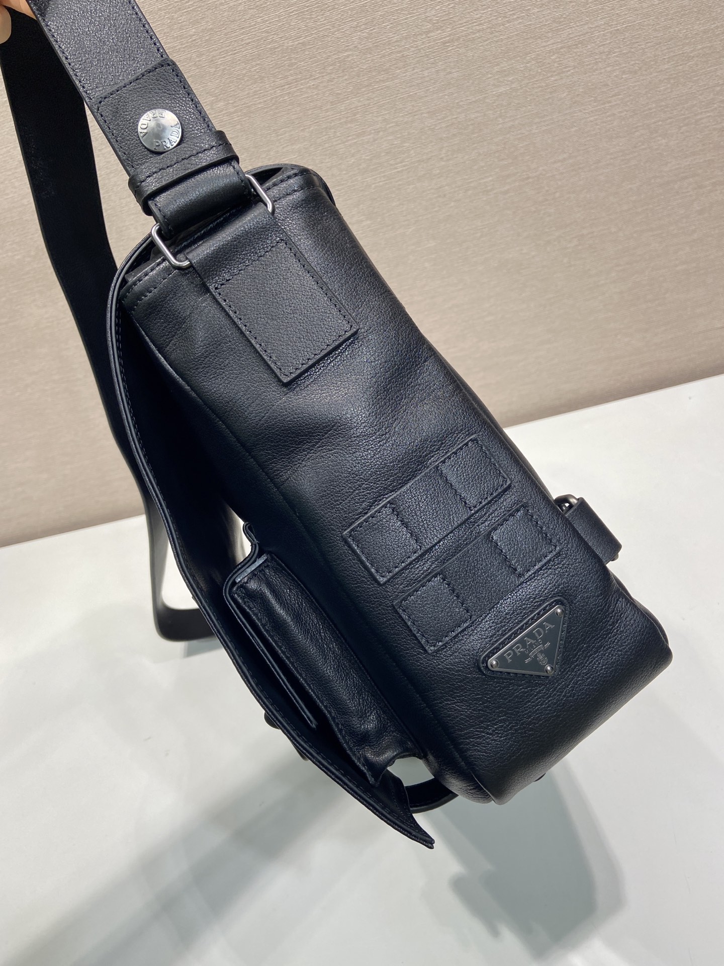 34CM 普拉达 PRADA  邮差手提  斜跨 单肩包  黑色皮  J0-_2VD085_2HE8_F0002_V_TOP