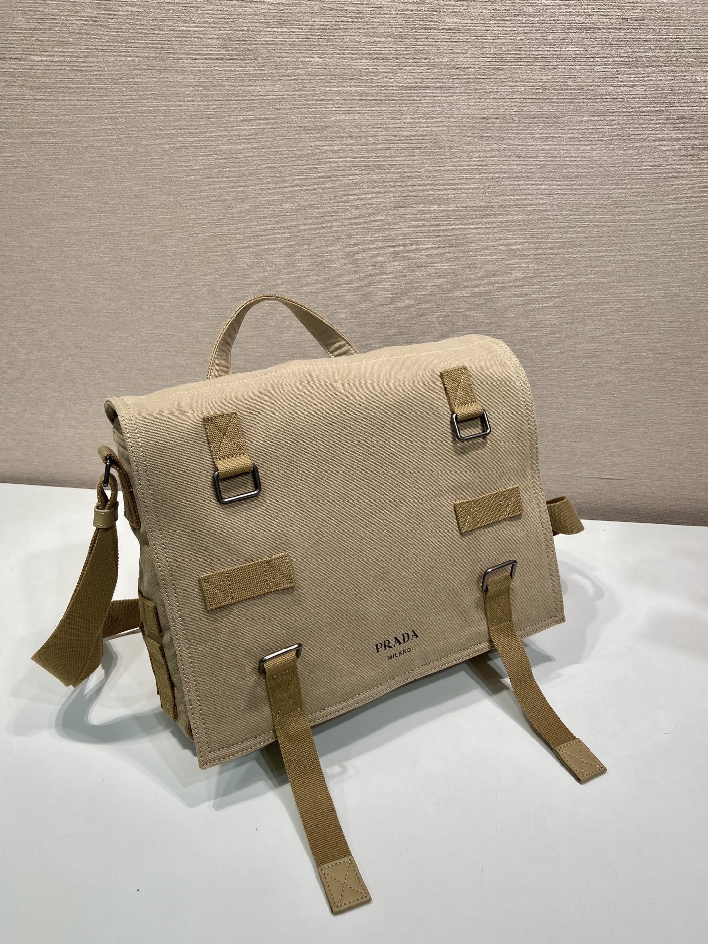 34CM 普拉达 PRADA  邮差手提  斜跨 单肩包  沙漠米色帆布  H0-_2VD085_010_F0F24_V_OOP