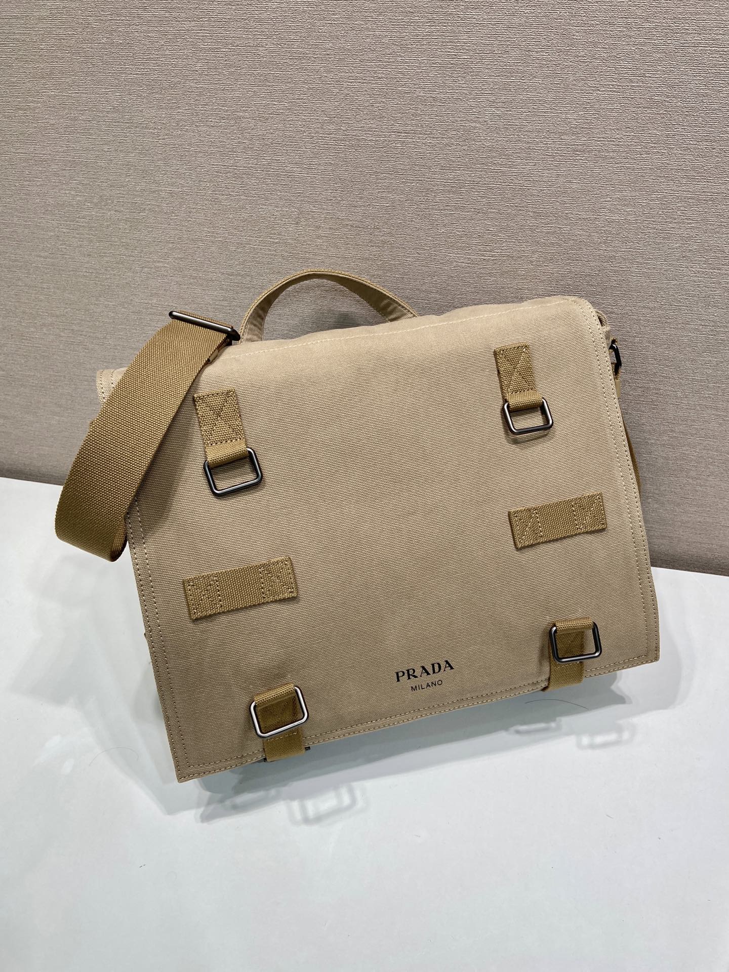 34CM 普拉达 PRADA  邮差手提  斜跨 单肩包  沙漠米色帆布  H0-_2VD085_010_F0F24_V_OOP